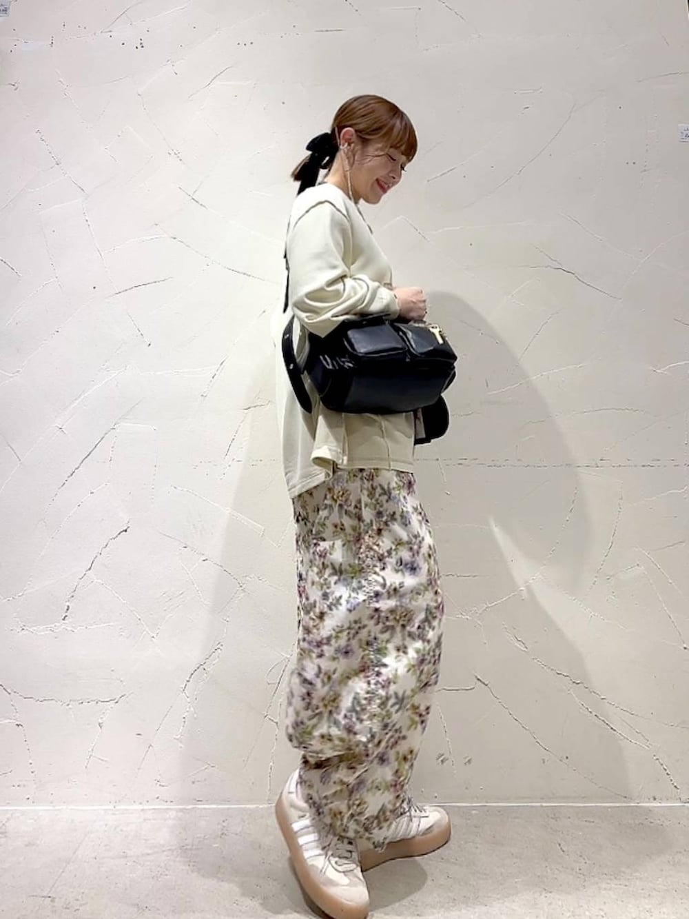 「着痩せ・細見え、体型カバー、ナチュラル、ママコーデ、春コーデ、カジュアル、niko and ...、淡色コーデ、Over40スタッフ、大人カジュアル、スウェット、パンツ、ショルダーバッグ、リラックス」｜「niko and...のリメイクハギ裏毛プルオーバー（スウェット、イエロー系）」を使った、みきてぃ24さん（レディース・158cm）の春コーディネートの4枚目の写真