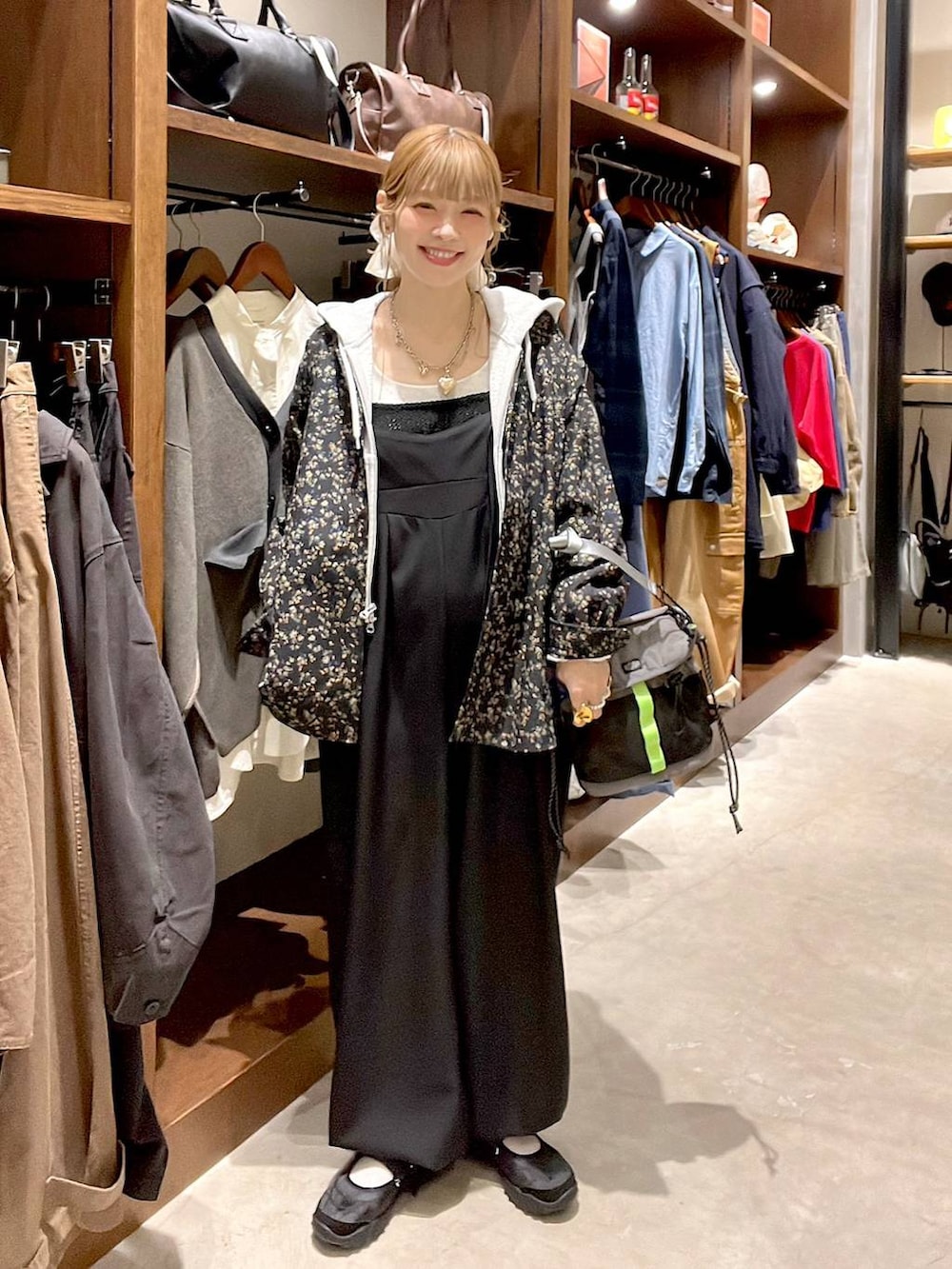 ブラック系のシャツ/ブラウス、ブラック系のバレエシューズ、ゴールド系のリングを着用したレディースの春コーディネートの2枚目の写真