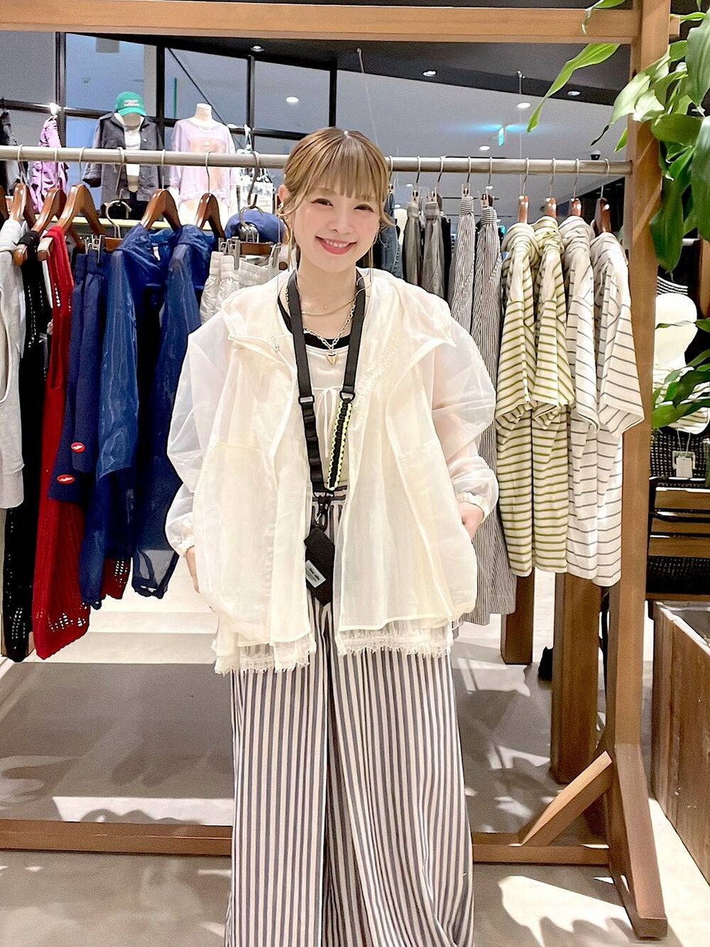 ブルー系のその他パンツ、ホワイト系のベスト、ホワイト系のタンクトップを着用したレディースの春コーディネートの8枚目の写真