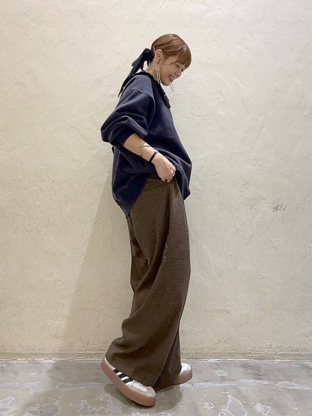 ブラウン系のその他パンツ、ブルー系のスウェット、ブラック系の付け襟を着用したレディースの冬コーディネートの4枚目の写真