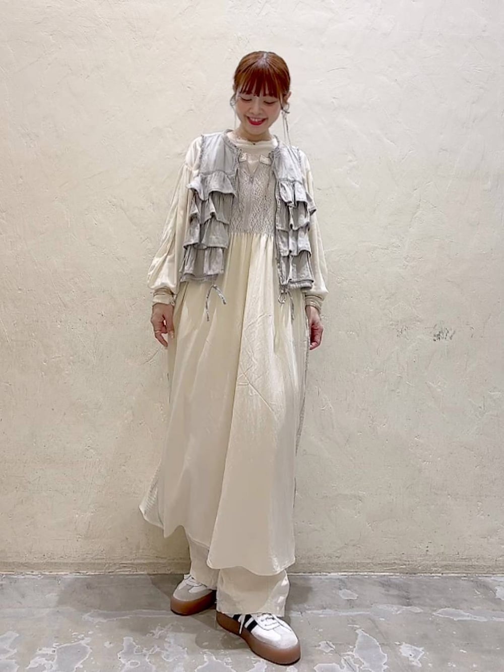 「パンツ、レイヤードスタイル、着痩せ・細見え、体型カバー、ナチュラル、ママコーデ、秋コーデ、冬コーデ、カジュアル、niko and ...、淡色コーデ、Over40スタッフ、大人カジュアル、ワンピース、ベスト」｜「niko and...のフリルティアードベスト（ベスト、グレー系）」を使った、みきてぃ24さん（骨格ウェーブ・レディース・158cm）の秋コーディネートの7枚目の写真