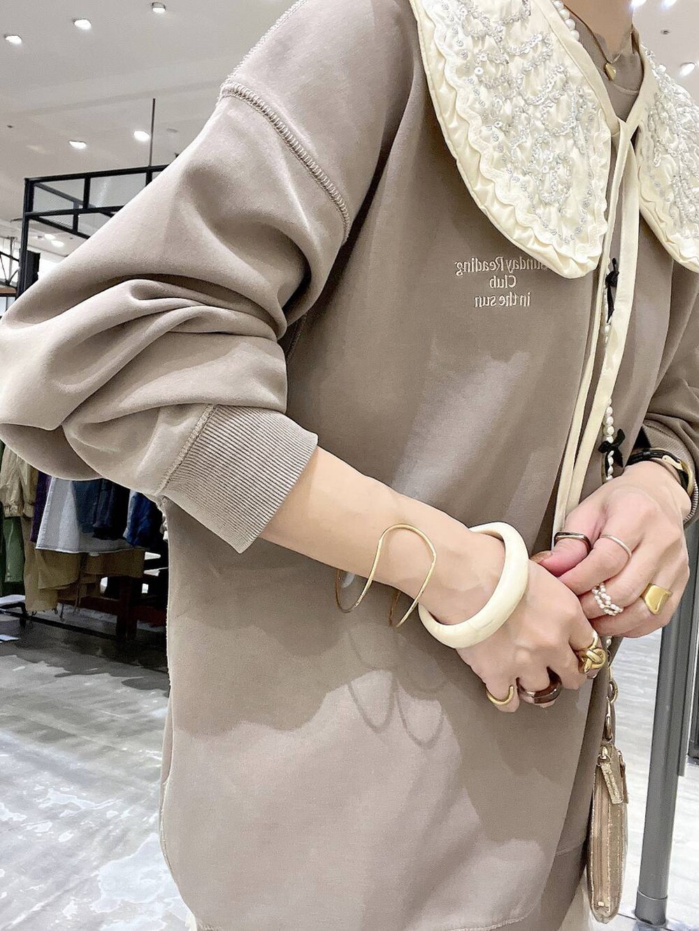 「着痩せ・細見え、体型カバー、ナチュラル、ママコーデ、秋コーデ、冬コーデ、カジュアル、niko and ...、淡色コーデ、Over40スタッフ、大人カジュアル、スウェット、スカート、モバイルグッズ_Me%」｜「niko and...の[MODE NORM CORE]フリルチュールシアーマキシスカート（スカート、ホワイト系）」を使った、みきてぃ24さん（骨格ウェーブ・レディース・158cm）の秋コーディネートの4枚目の写真