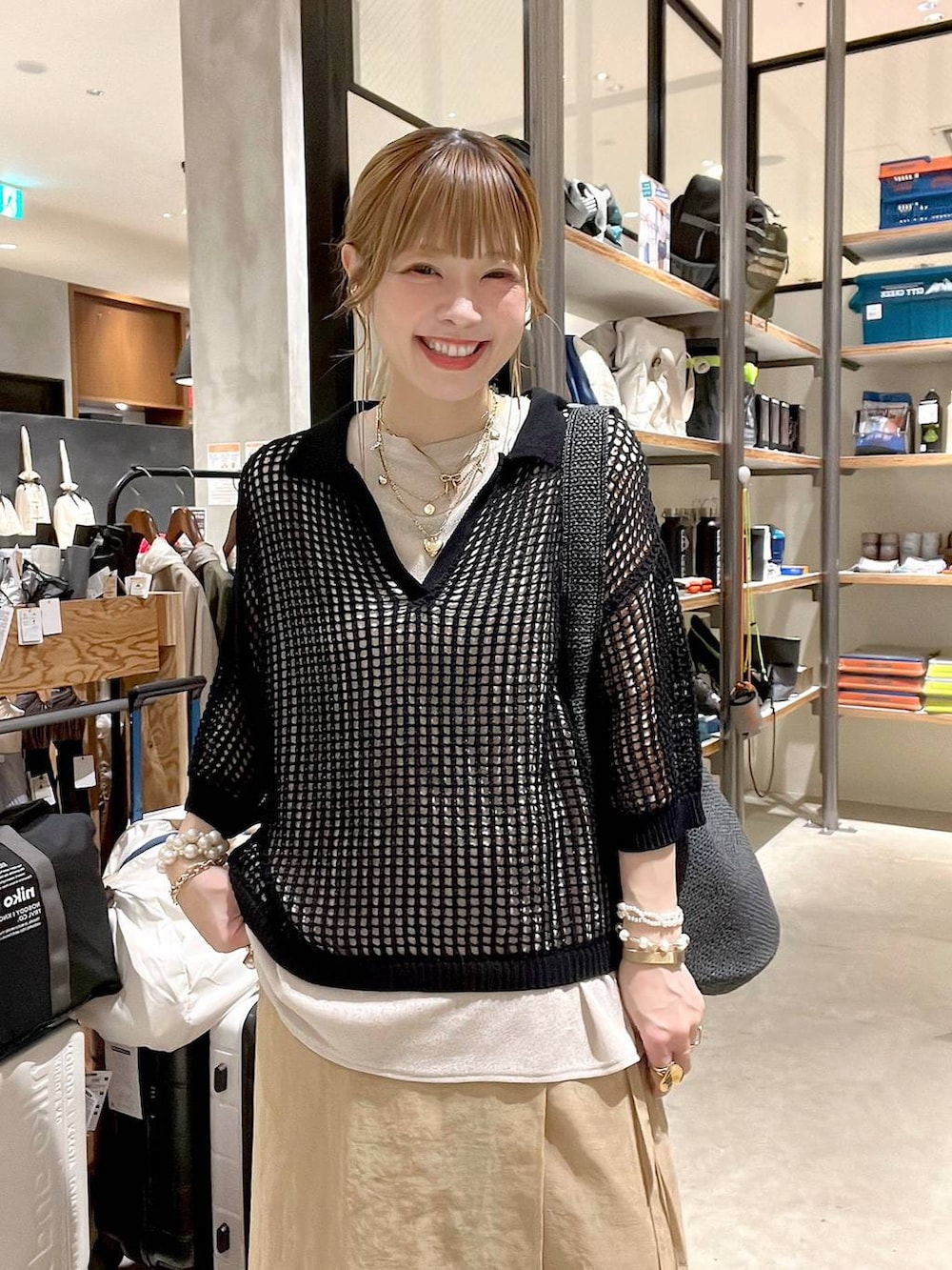ベージュ系のその他トップス、ブラック系のサンダル、ブラック系のニット/セーターを着用したレディースの夏コーディネートの2枚目の写真