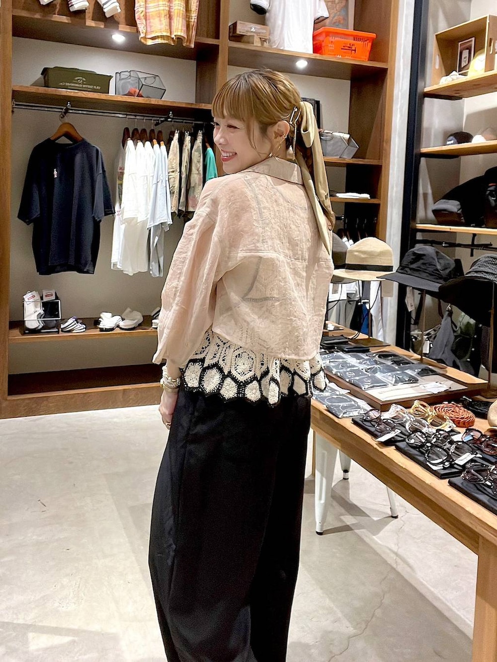 ベージュ系のその他トップス、ブラック系のその他パンツ、イエロー系のアナログ腕時計を着用したレディースの夏コーディネートの7枚目の写真