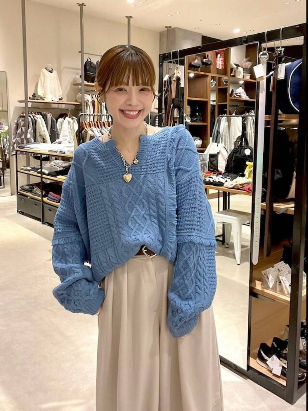 ベージュ系のその他パンツ、ゴールド系のネックレス、ブラウン系のベルトを着用したレディースの秋コーディネートの3枚目の写真