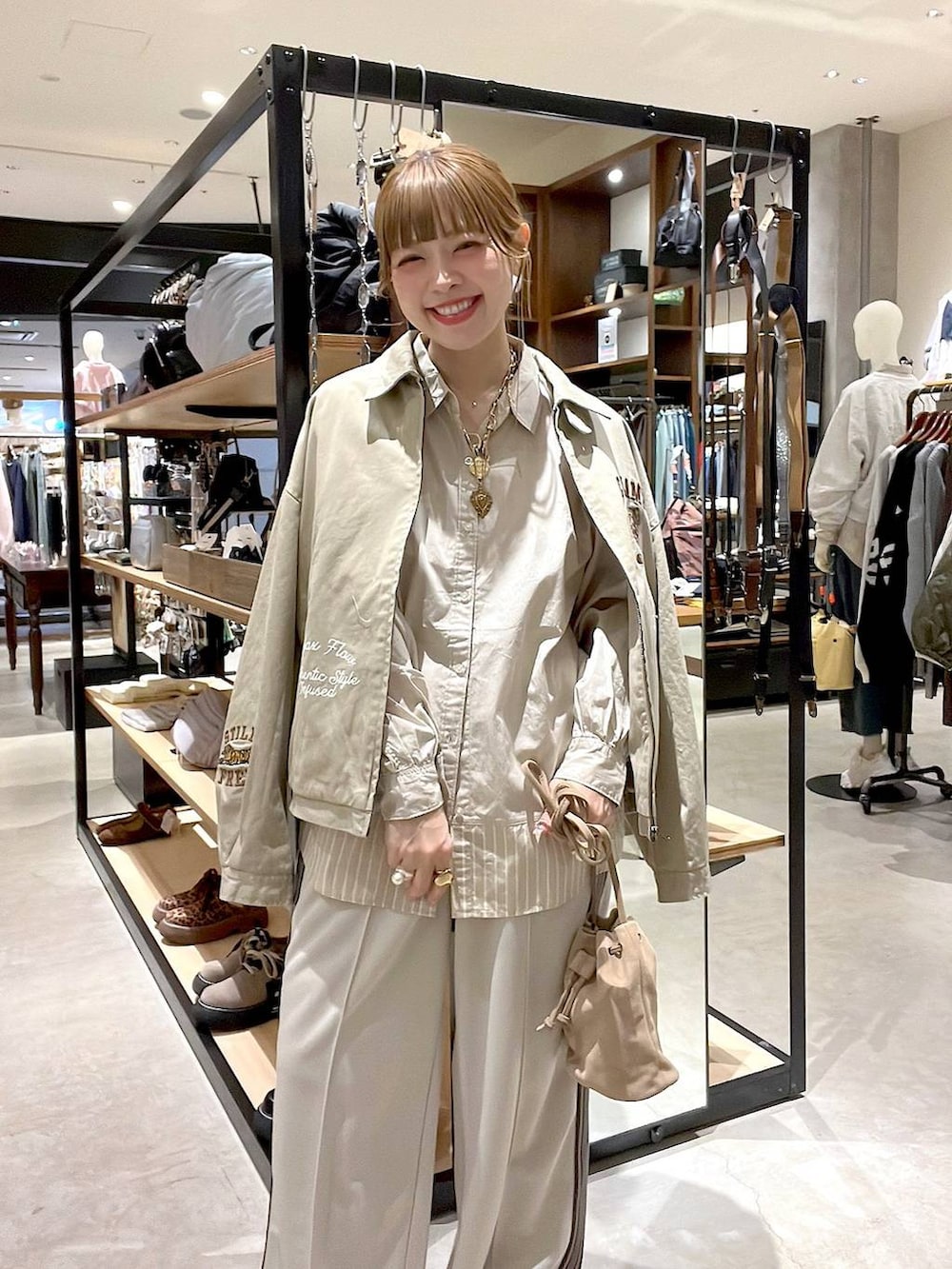 ベージュ系のシャツ/ブラウス、ベージュ系のショルダーバッグ、ベージュ系のスニーカーを着用したレディースの冬コーディネートの9枚目の写真