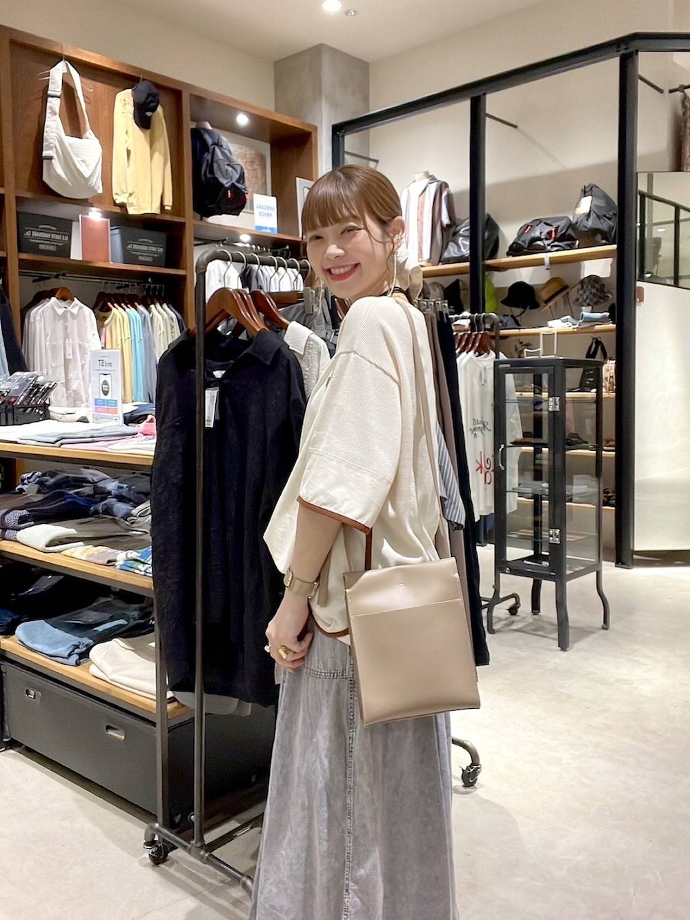 「着痩せ・細見え、体型カバー、ナチュラル、ママコーデ、春コーデ、夏コーデ、カジュアル、niko and ...、淡色コーデ、Over40スタッフ、大人カジュアル、Tシャツ、スカート、カップ付きインナー、ショルダーバッグ」｜「niko and...のアソートベルトフレアスカート（スカート、ピンク系）」を使った、みきてぃ24さん（レディース・158cm）の春コーディネートの6枚目の写真