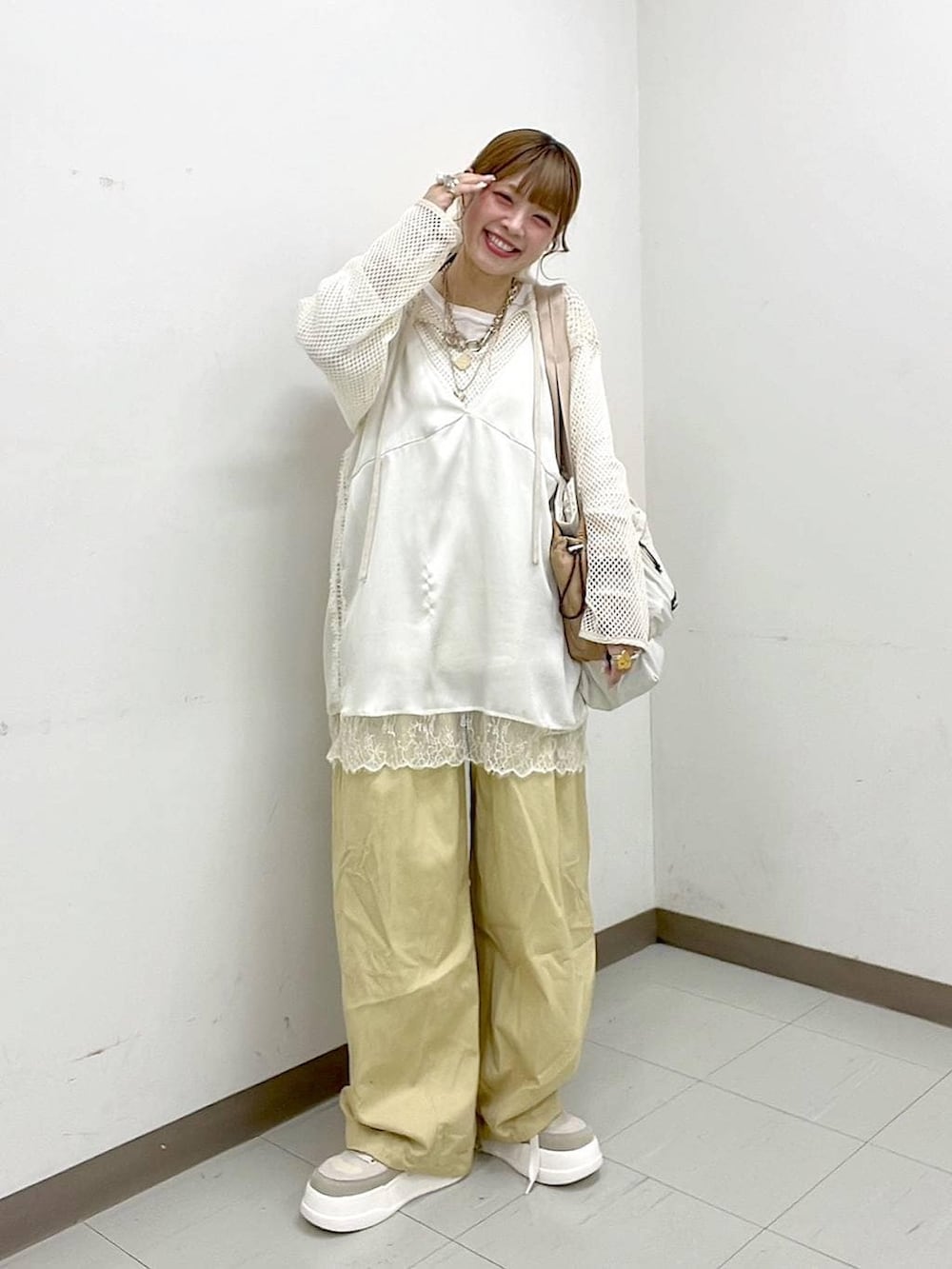 ホワイト系のTシャツ/カットソー、ベージュ系のスニーカー、ベージュ系のトートバッグを着用したレディースの春コーディネートの9枚目の写真