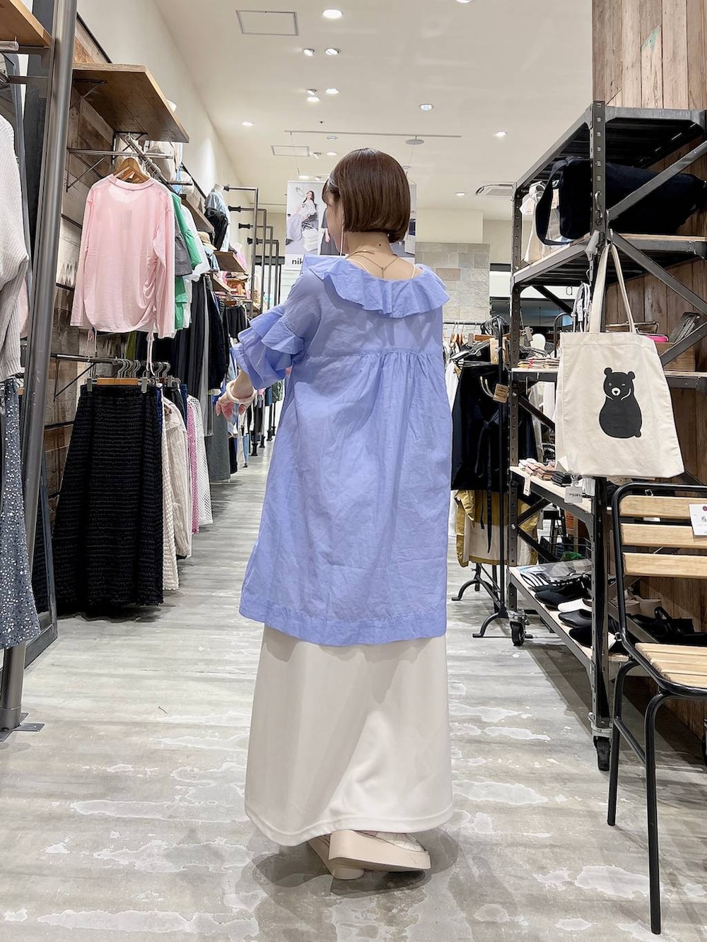 「着痩せ・細見え、体型カバー、ナチュラル、ママコーデ、春コーデ、カジュアル、niko and ...、Over40スタッフ、スカート、ブラウス、サンダル、リラックス」｜「niko and...のオリジナルキルティングサンダル（サンダル、ホワイト系）」を使った、みきてぃ24さん（骨格ウェーブ・レディース・158cm）の春コーディネートの3枚目の写真