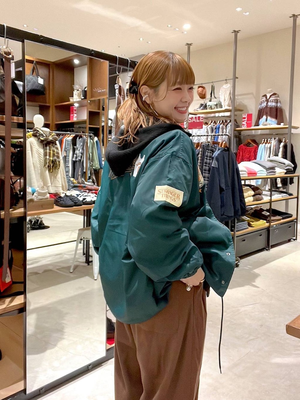 ブラウン系のその他パンツ、ブラック系のニット/セーター、ブラック系のニット/セーターを着用したレディースの冬コーディネートの2枚目の写真