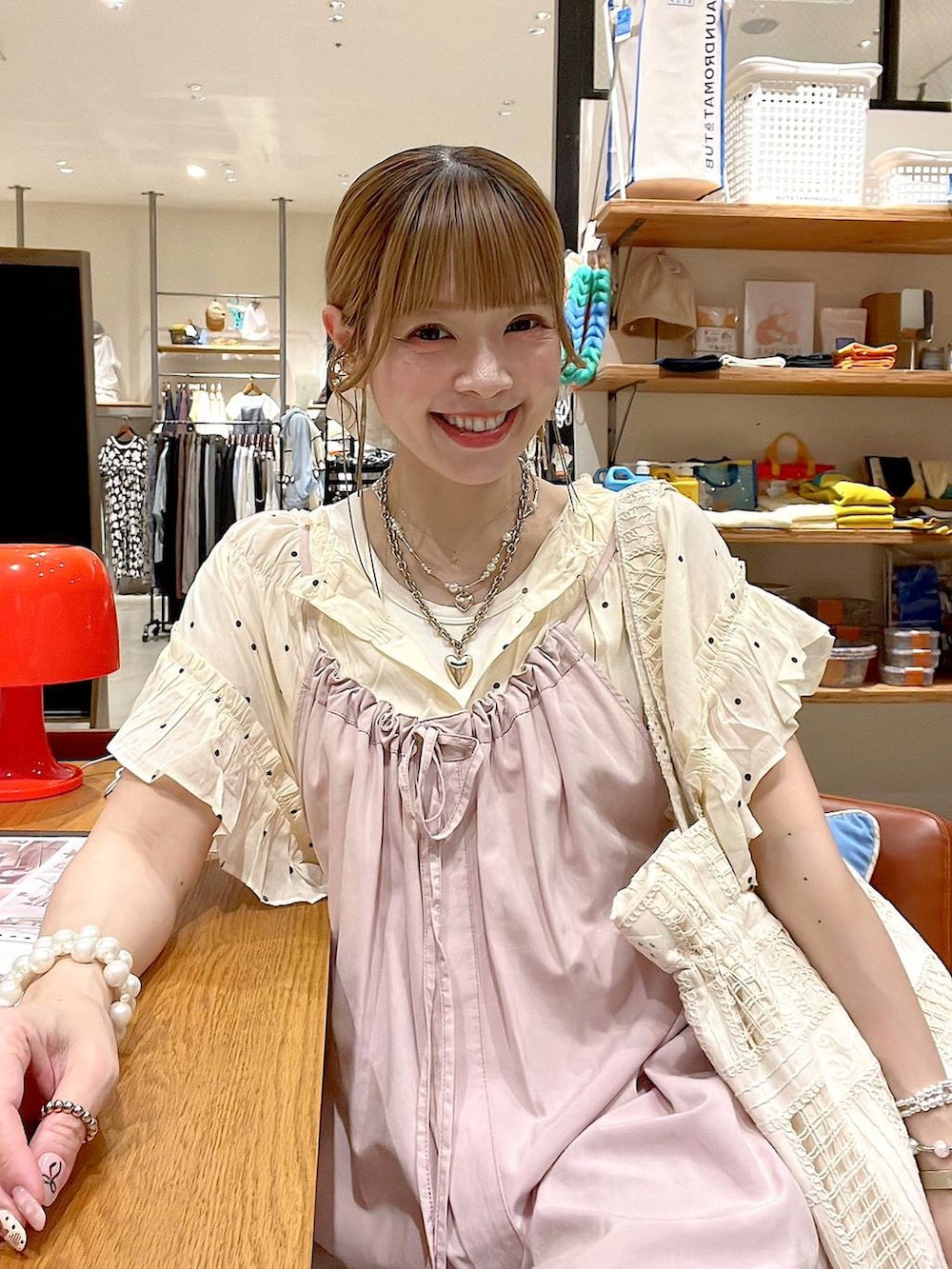 ピンク系のサロペット/オーバーオール、ベージュ系のトートバッグ、ホワイト系のシャツ/ブラウスを着用したレディースの夏コーディネートの9枚目の写真