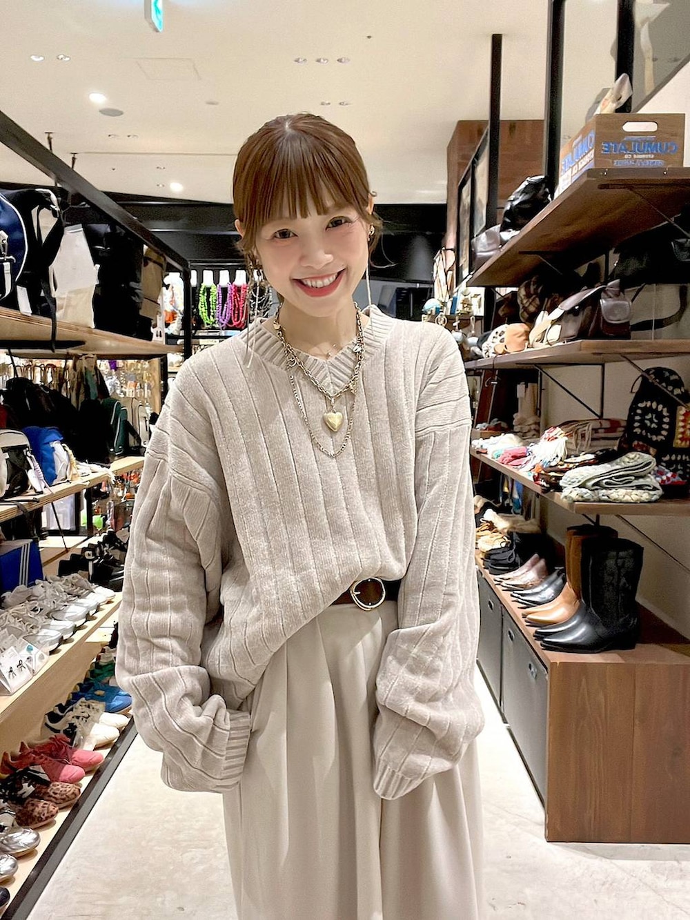 ベージュ系のその他パンツ、ブラウン系のニット/セーター、ゴールド系のネックレスを着用したレディースの秋コーディネートの6枚目の写真