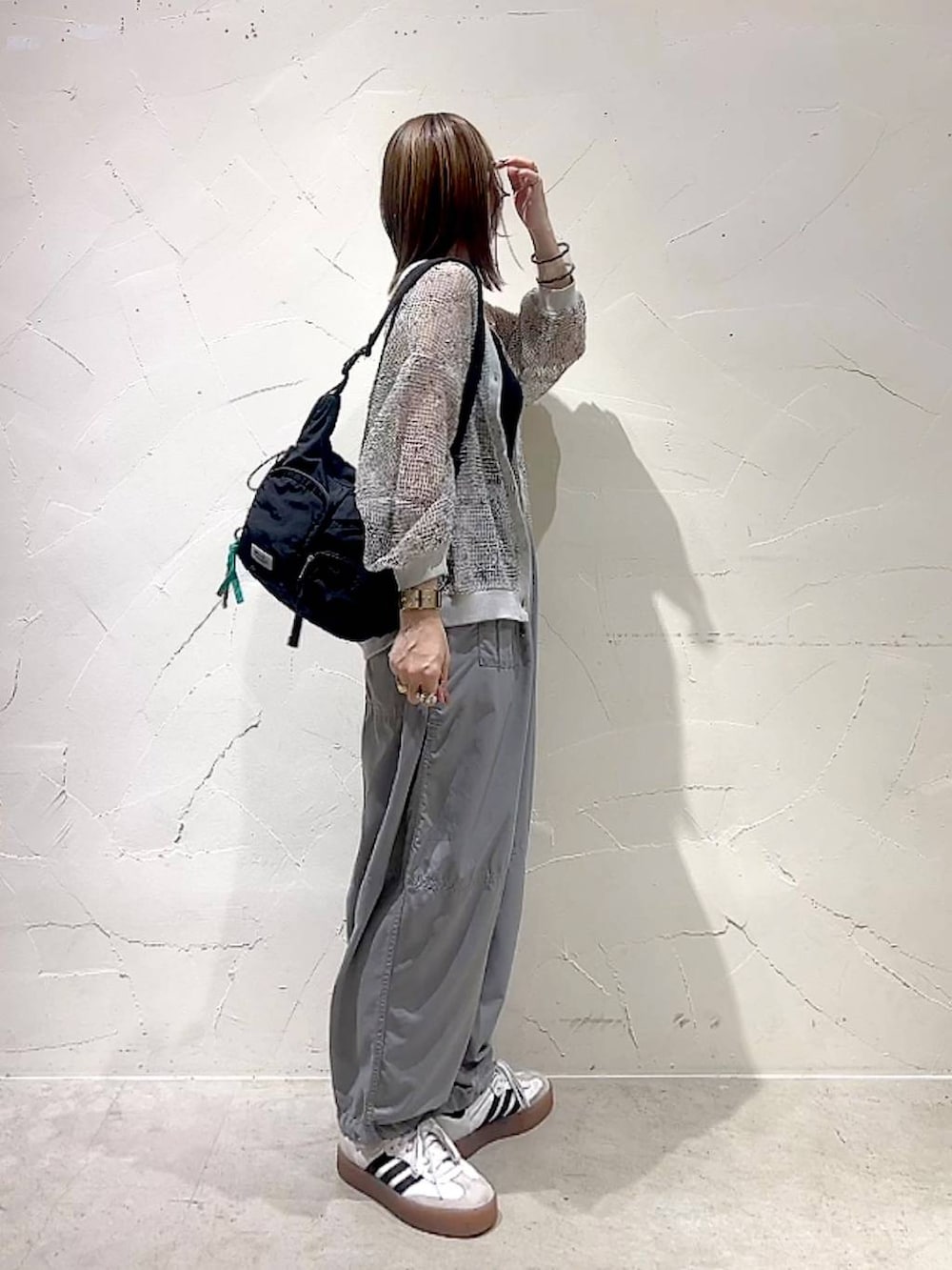 「着痩せ・細見え、体型カバー、ナチュラル、ママコーデ、春コーデ、夏コーデ、カジュアル、niko and ...、淡色コーデ、Over40スタッフ、大人カジュアル、カーディガン、カップ付きインナー、パンツ、ショルダーバッグ」｜「niko and...のネップメッシュランタンカーディガン（カーディガン/ボレロ、ホワイト系）」を使った、みきてぃ24さん（レディース・158cm）の春コーディネートの4枚目の写真