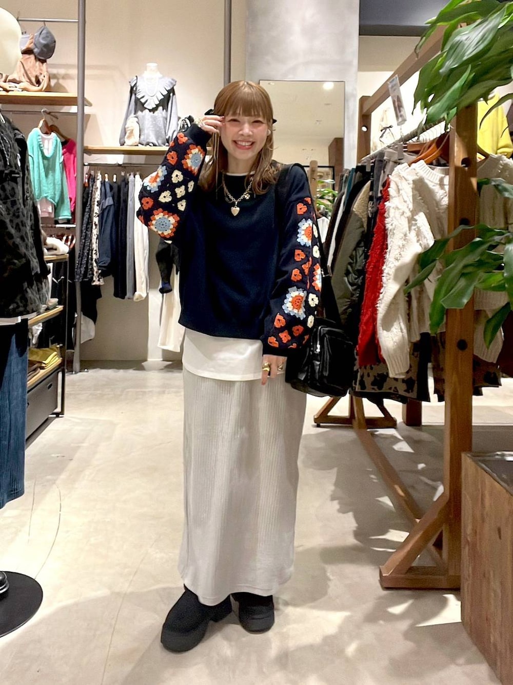 ブルー系のスウェット、ホワイト系のTシャツ/カットソー、グレー系のスカートを着用したレディースの冬コーディネートの2枚目の写真