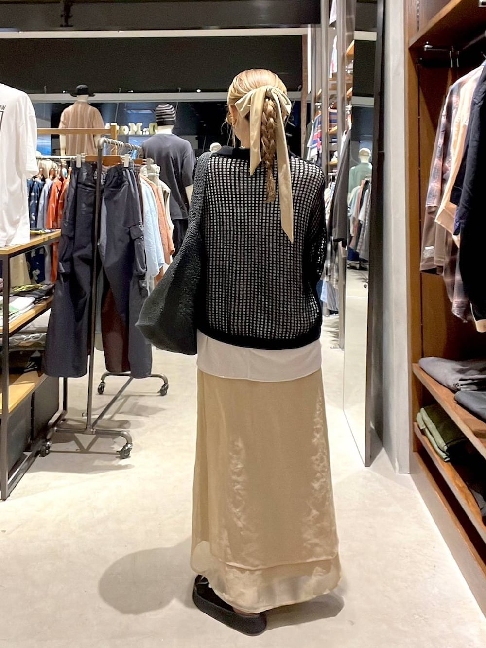 ベージュ系のその他トップス、ブラック系のサンダル、ブラック系のニット/セーターを着用したレディースの夏コーディネートの8枚目の写真
