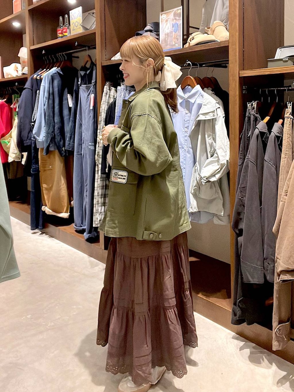 ピンク系のデニムパンツ、ホワイト系のタンクトップ、イエロー系のブレスレットを着用したレディースの春コーディネートの5枚目の写真