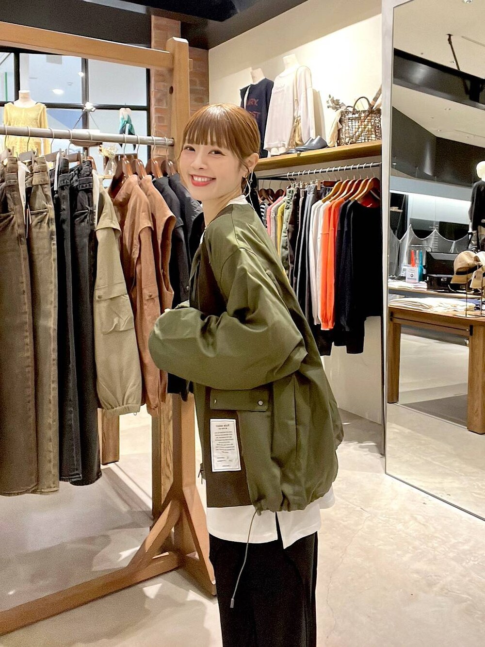 ホワイト系のTシャツ/カットソーを着用したレディースの秋コーディネートの2枚目の写真