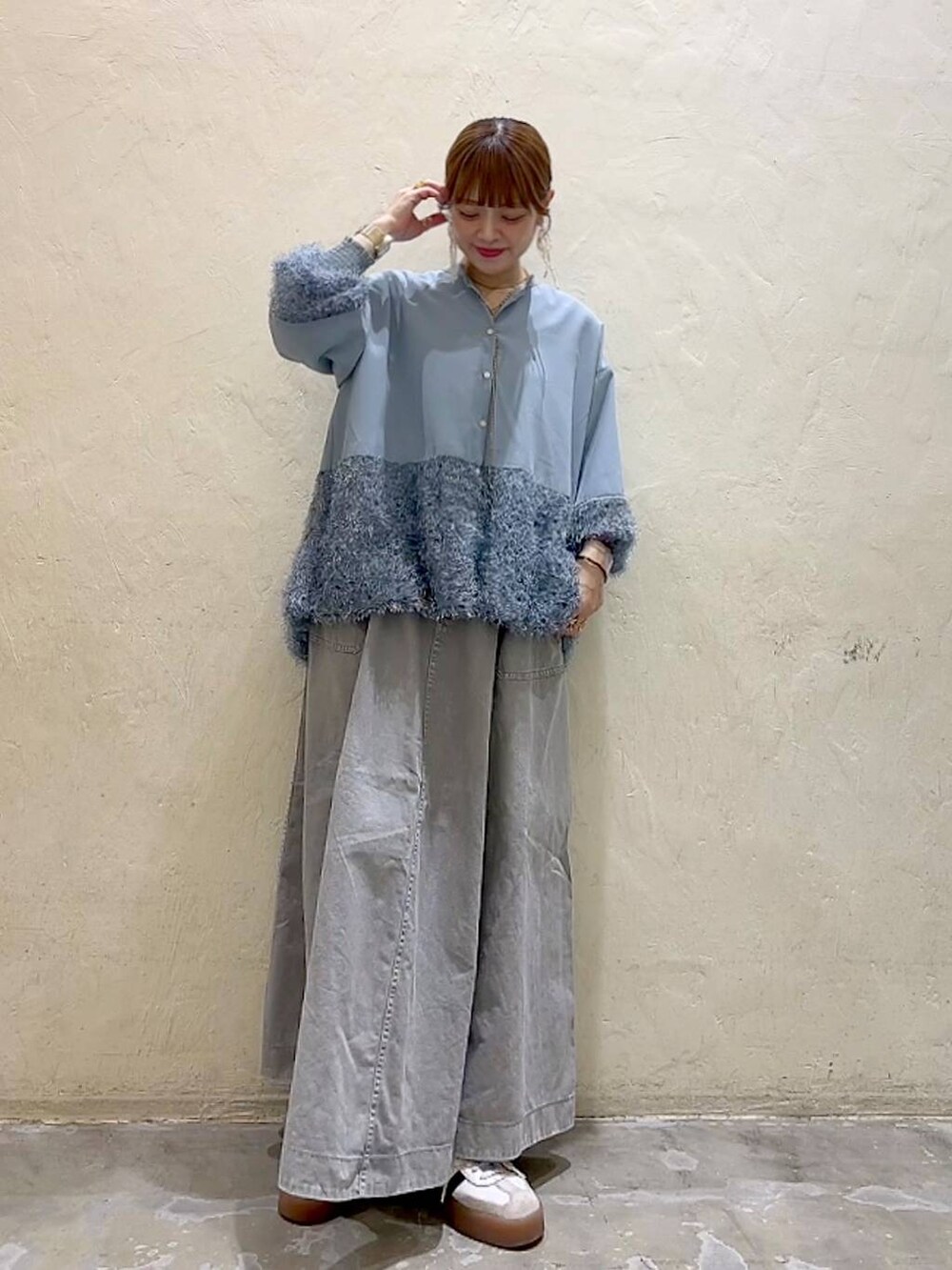 グレー系のスカート、ブルー系のシャツ/ブラウスを着用したレディースの冬コーディネートの8枚目の写真