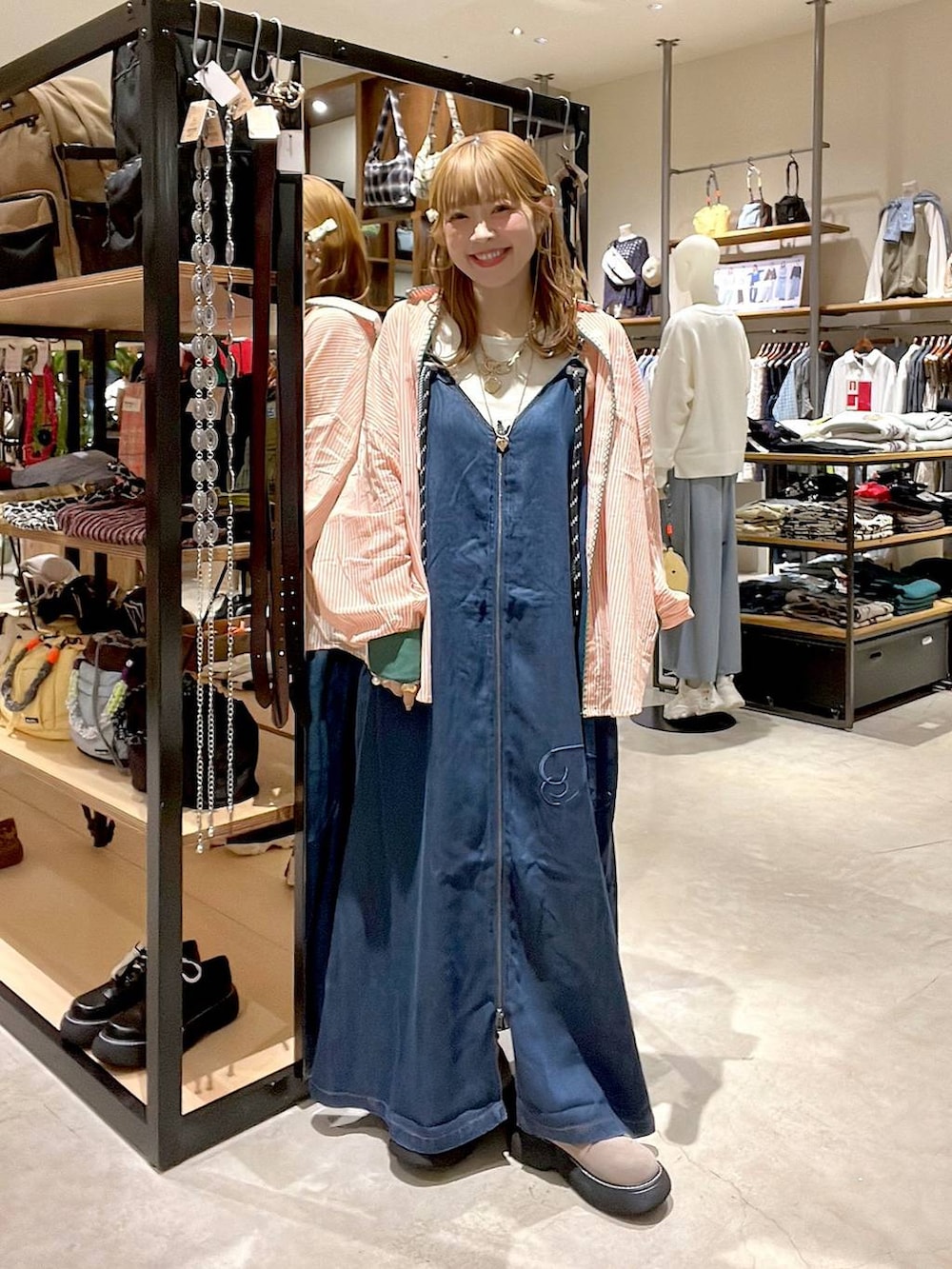 その他のその他シューズを着用したレディースの冬コーディネートの4枚目の写真