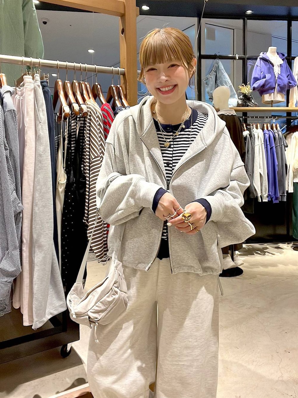 グレー系のスウェットパンツ、グレー系のパーカー、ブルー系のカーディガン/ボレロを着用したレディースの冬コーディネートの9枚目の写真