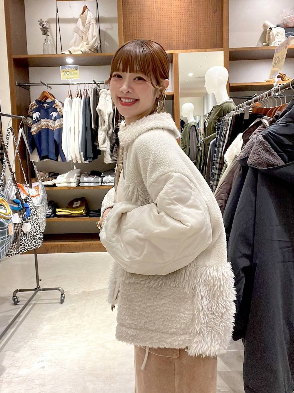 ベージュ系のブルゾン、イエロー系のスカート、ベージュ系のボストンバッグを着用したレディースの秋コーディネートの2枚目の写真