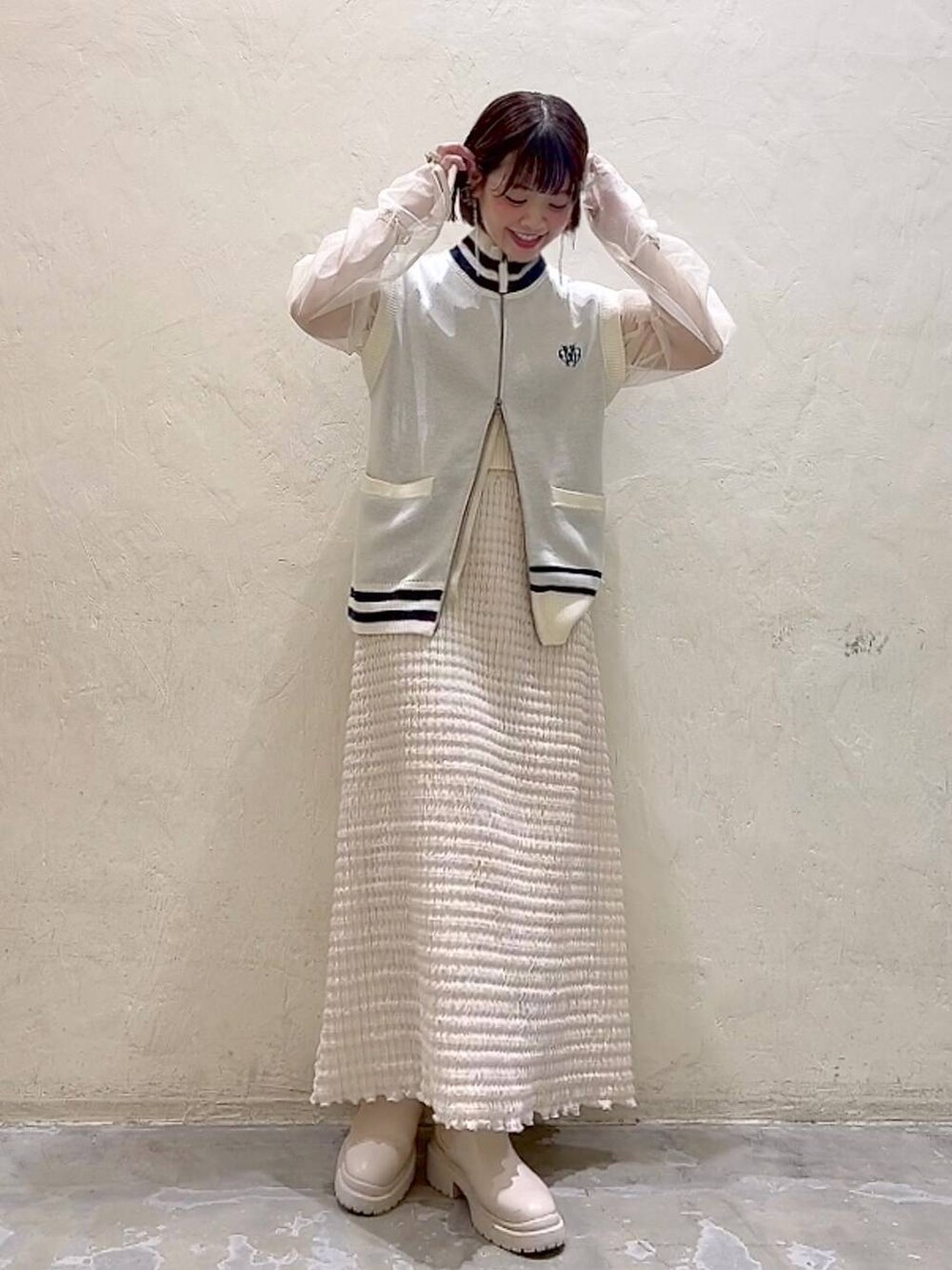 「着痩せ・細見え、体型カバー、ナチュラル、ママコーデ、冬コーデ、カジュアル、niko and ...、ベスト、ブラウス、スカート、ブーツ、春コーデ、女子会」｜「niko and...のマルチWAYチュールフリルプルオーバー（Tシャツ/カットソー、ホワイト系）」を使った、みきてぃ24さん（骨格ウェーブ・レディース・158cm）の冬コーディネートの7枚目の写真