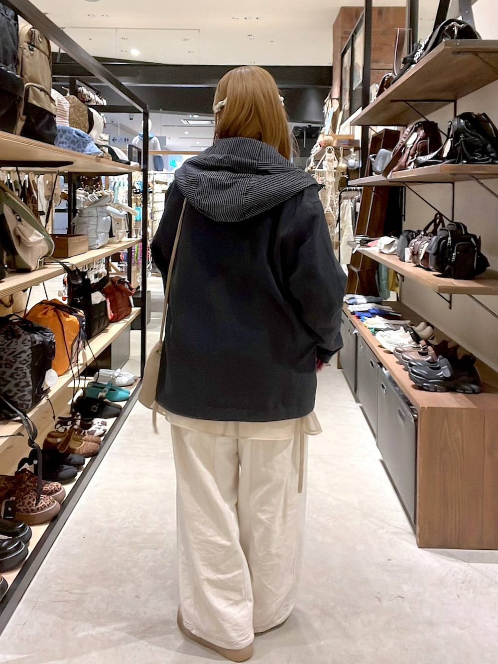 ベージュ系のデニムパンツ、ベージュ系のショルダーバッグ、グレー系のその他アウターを着用したレディースの春コーディネートの3枚目の写真