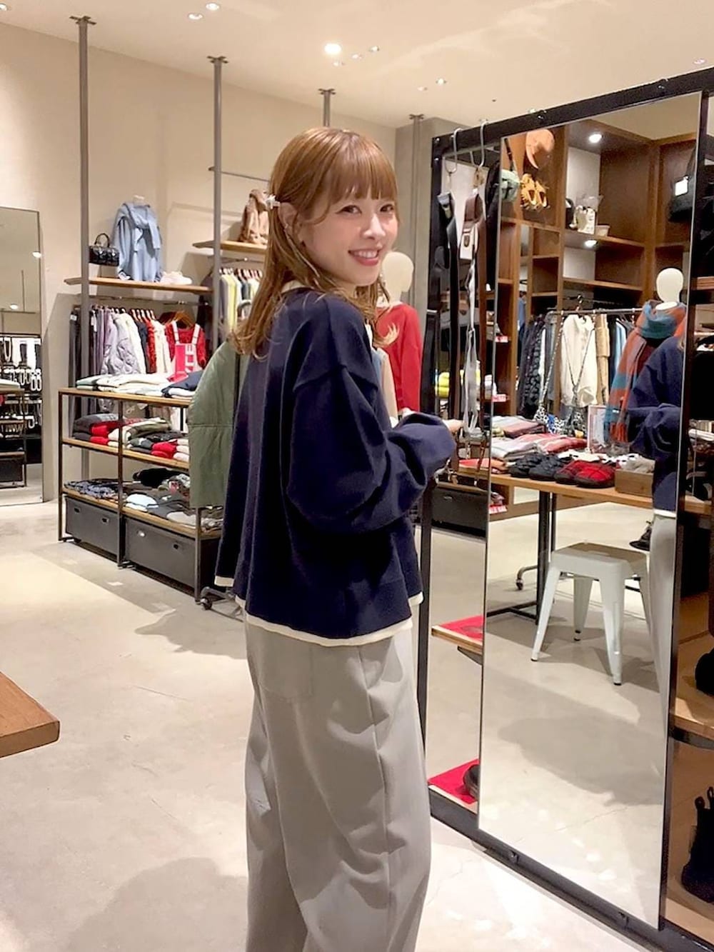 ゴールド系のスニーカー、その他のトートバッグ、グレー系のその他パンツを着用したレディースの冬コーディネートの5枚目の写真