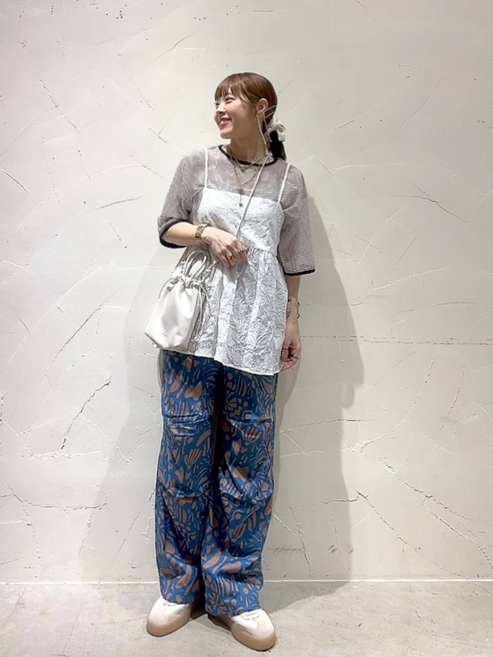 「着痩せ・細見え、体型カバー、ナチュラル、ママコーデ、春コーデ、夏コーデ、カジュアル、niko and ...、淡色コーデ、Over40スタッフ、大人カジュアル、キャミソール、パンツ、Tシャツ」｜「niko and...のDRYチルイージープリントパンツ（その他パンツ、ブルー系）」を使った、みきてぃ24さん（レディース・158cm）の春コーディネートの2枚目の写真