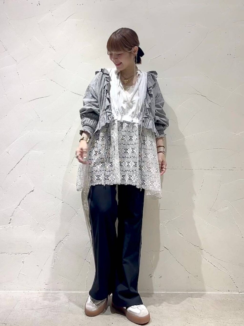 グレー系のシャツ/ブラウス、ブラック系のその他パンツ、ホワイト系のチュニックを着用したレディースの春コーディネートの2枚目の写真