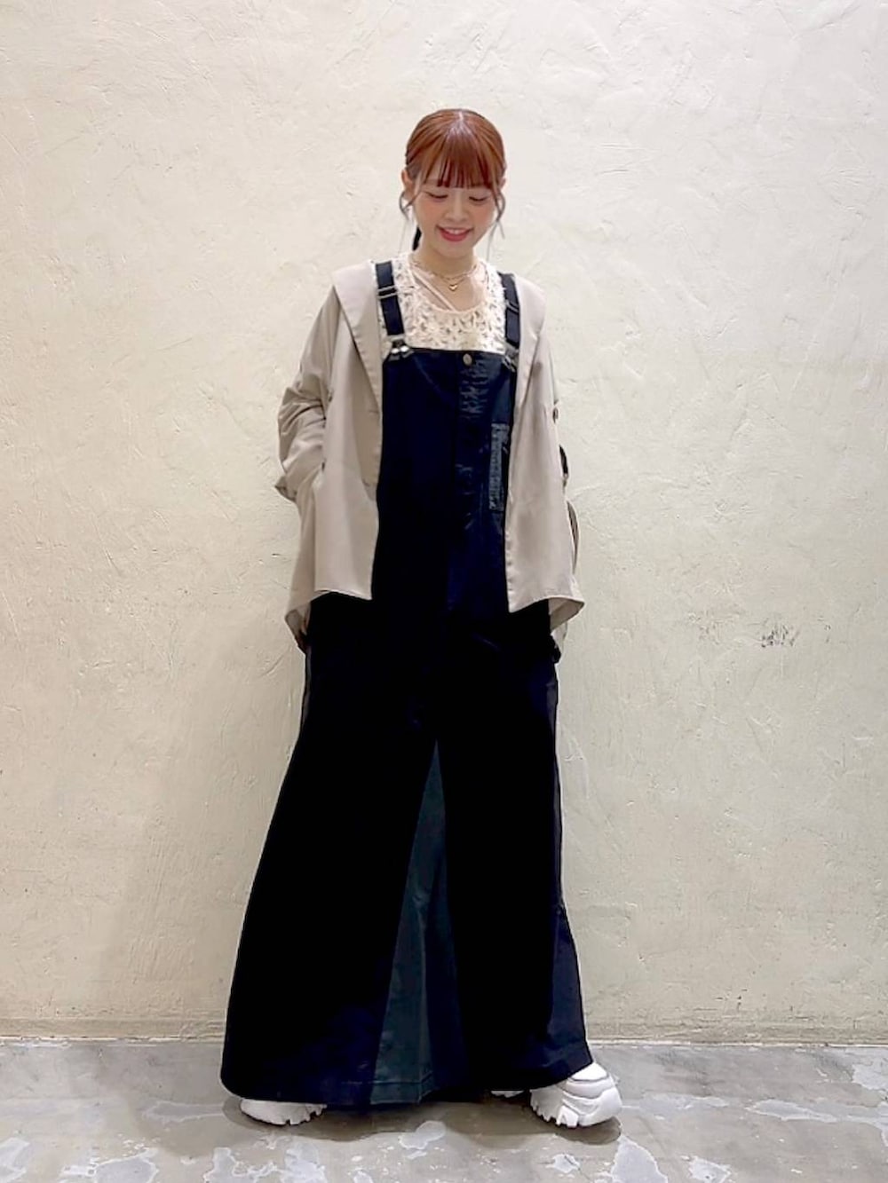 ベージュ系のその他トップス、ブラック系のジャンパースカート、ベージュ系のその他アウターを着用したレディースの夏コーディネートの2枚目の写真