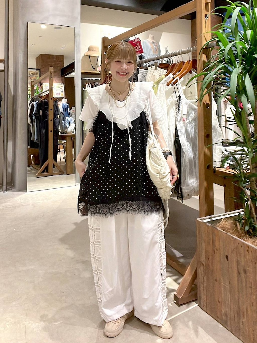 ホワイト系のその他パンツ、ベージュ系のバックパック/リュック、ホワイト系のシャツ/ブラウスを着用したレディースの夏コーディネートの5枚目の写真