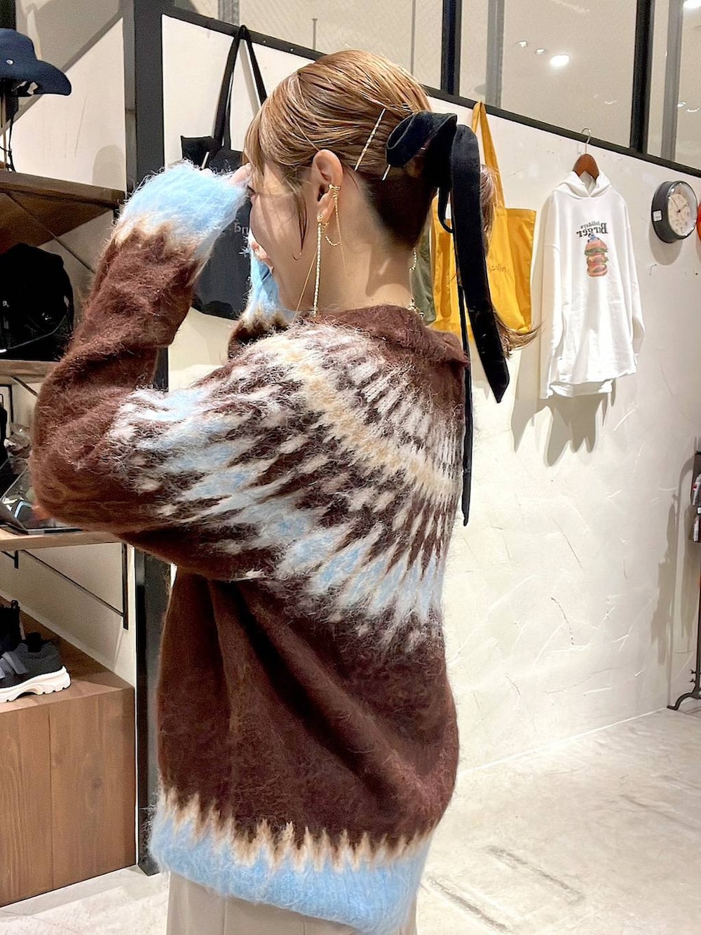 ベージュ系のその他パンツ、ブラウン系のニット/セーターを着用したレディースの秋コーディネートの4枚目の写真