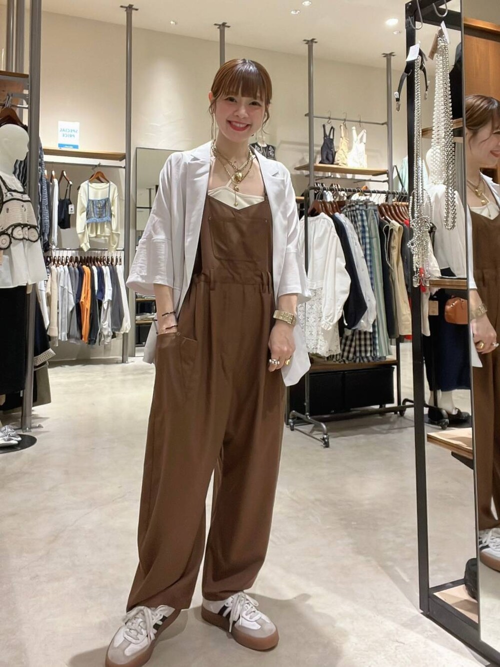 ベージュ系のテーラードジャケット、イエロー系のアナログ腕時計、ベージュ系のネックレスを着用したレディースの春コーディネートの9枚目の写真