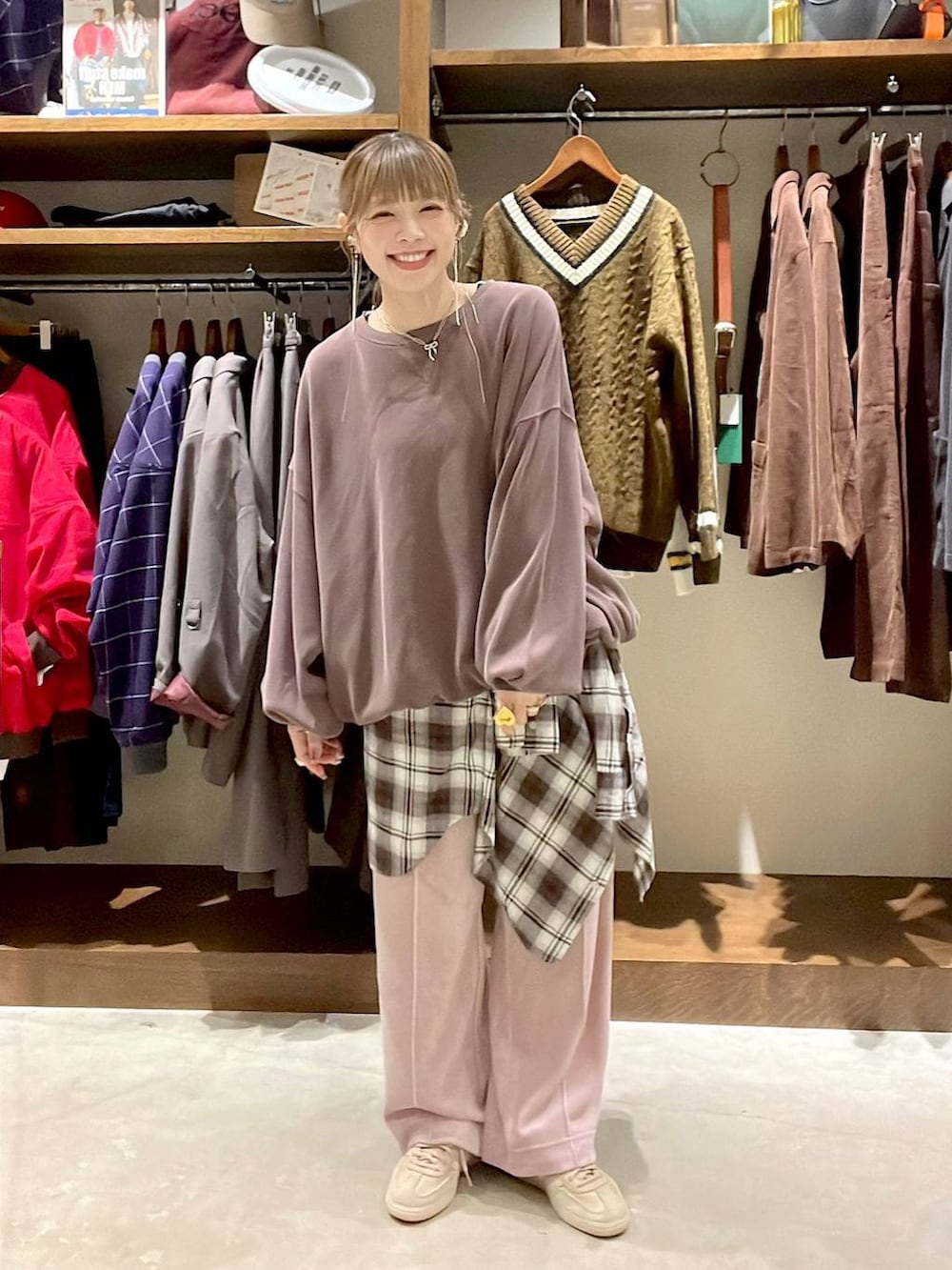 ベージュ系のシャツ/ブラウス、ブラウン系のスウェット、ピンク系のその他パンツを着用したレディースの秋コーディネートの2枚目の写真