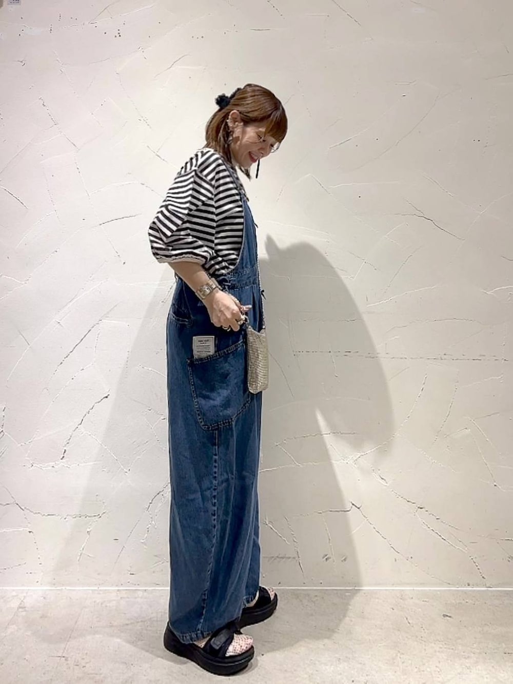 「着痩せ・細見え、体型カバー、ナチュラル、ママコーデ、niko and ...、淡色コーデ、Over40スタッフ、大人カジュアル、サロペット、Tシャツ、サンダル、春コーデ、夏コーデ、カジュアル」｜「Me%のメタルメッシュポーチショルダー　103417（ショルダーバッグ、ゴールド系）」を使った、みきてぃ24さん（レディース・158cm）の春コーディネートの4枚目の写真