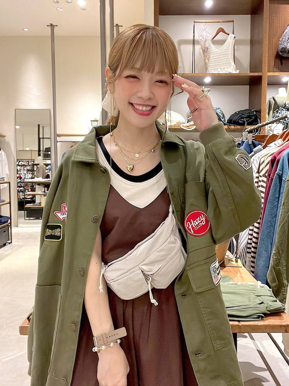 ピンク系のデニムパンツ、ホワイト系のタンクトップ、イエロー系のブレスレットを着用したレディースの春コーディネートの7枚目の写真