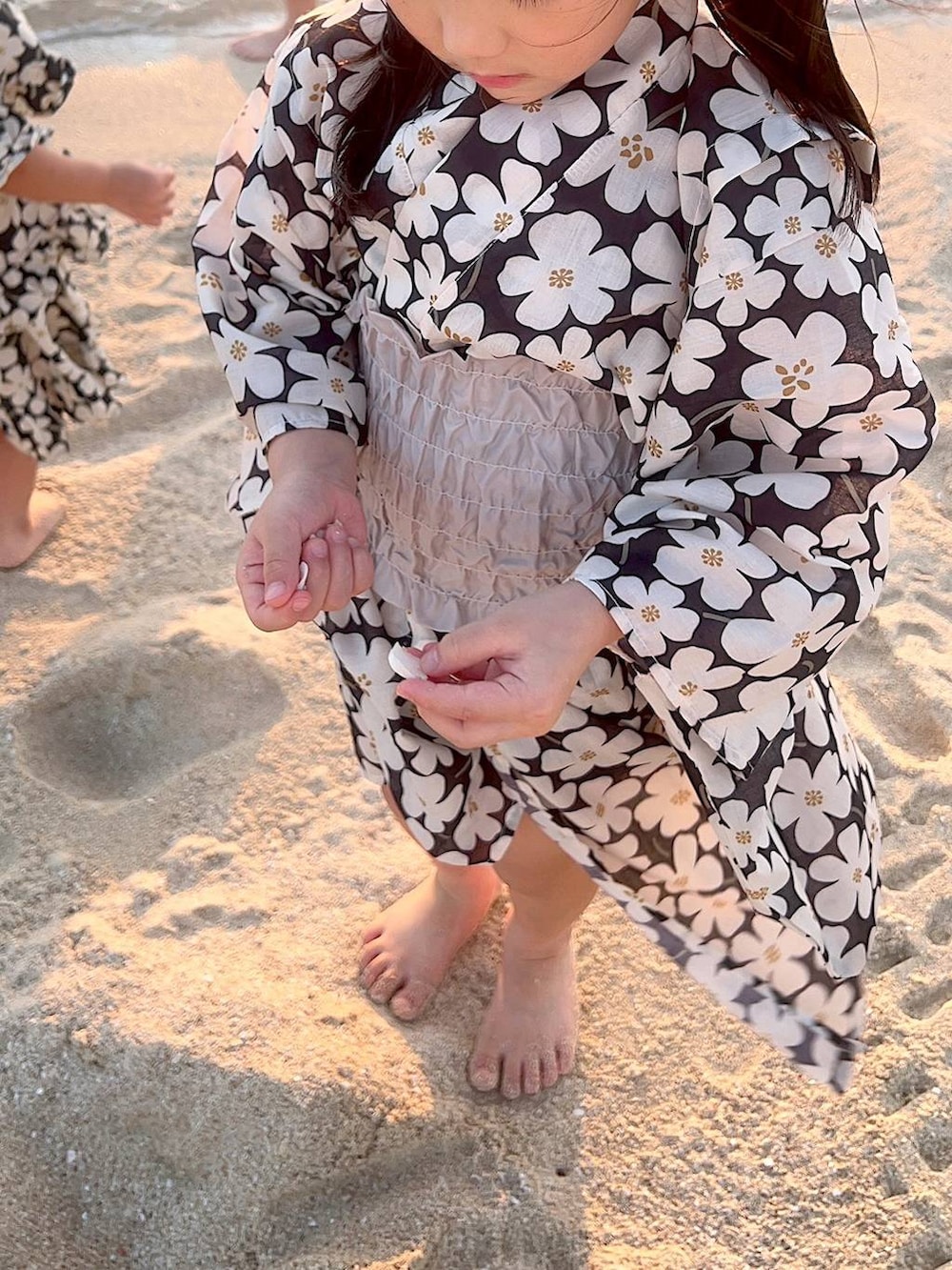 ブラック系のショルダーバッグ、グリーン系のシャツ/ブラウス、グリーン系のその他パンツを着用したキッズの夏コーディネートの7枚目の写真