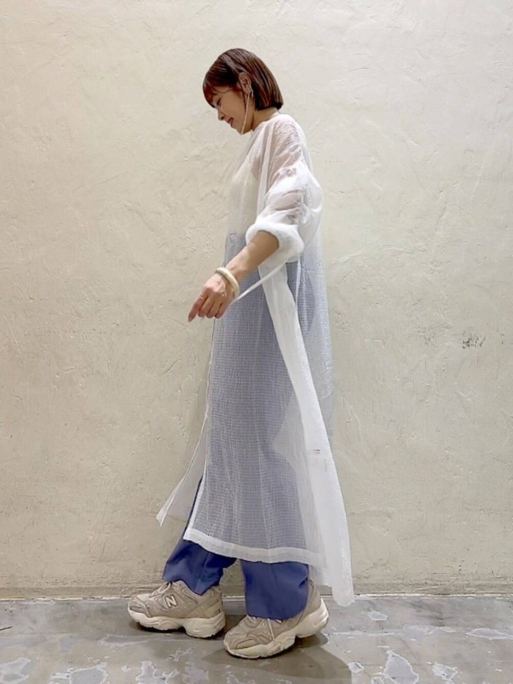 ベージュ系のタンクトップ、パープル系のその他パンツ、ホワイト系のワンピースを着用したレディースの夏コーディネートの6枚目の写真