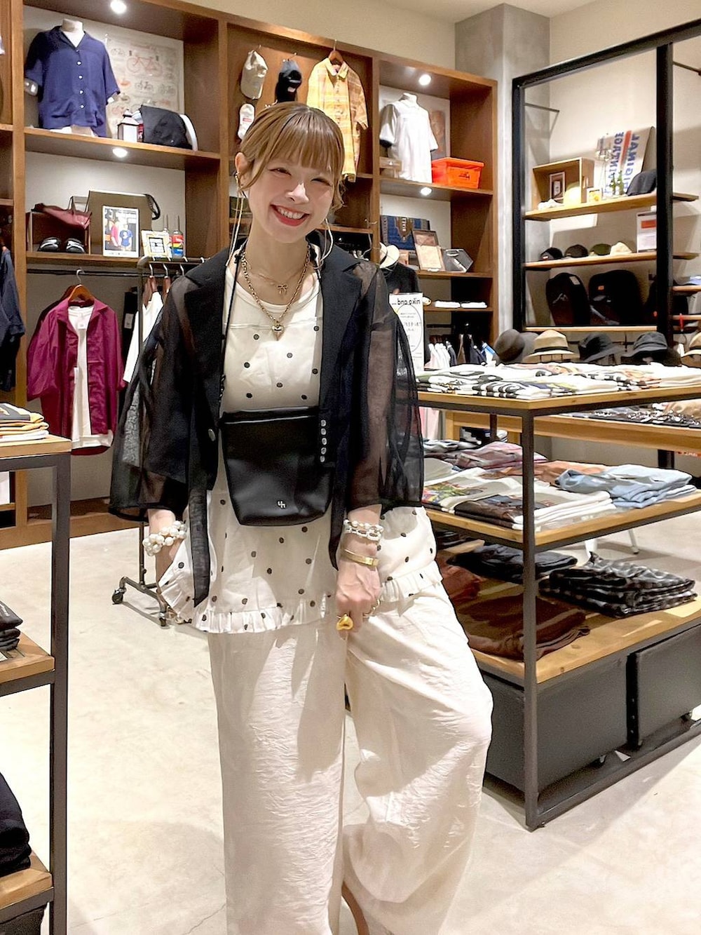 ホワイト系のタンクトップ、ベージュ系のその他パンツ、ブラック系のショルダーバッグを着用したレディースの夏コーディネートの9枚目の写真