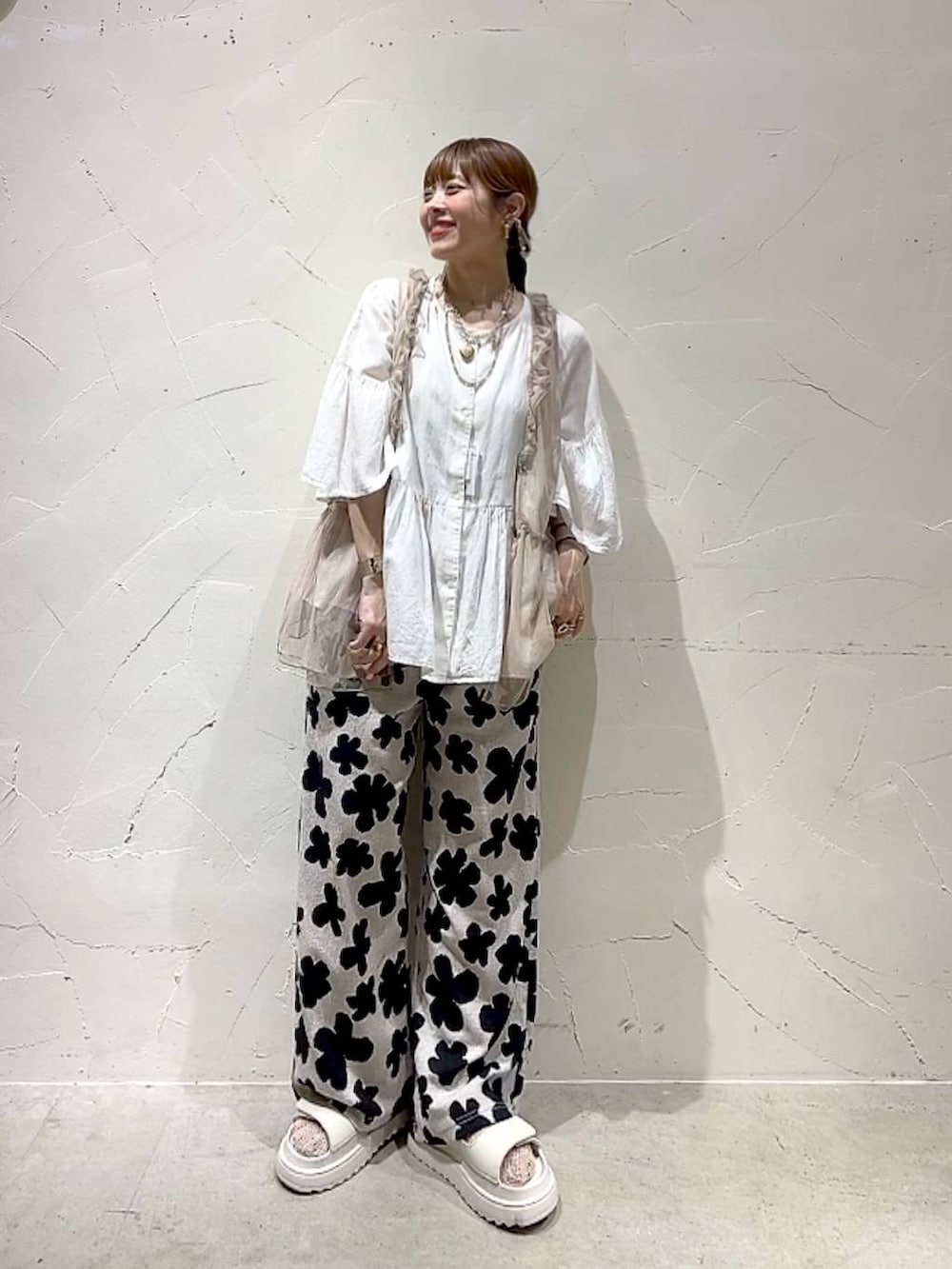 「着痩せ・細見え、体型カバー、ナチュラル、ママコーデ、春コーデ、夏コーデ、カジュアル、niko and ...、淡色コーデ、Over40スタッフ、大人カジュアル、ベスト、ブラウス、パンツ、ネックレス」｜「niko and...のCOMFORTリネンワイドブラウス（シャツ/ブラウス、ホワイト系）」を使った、みきてぃ24さん（レディース・158cm）の夏コーディネートの2枚目の写真