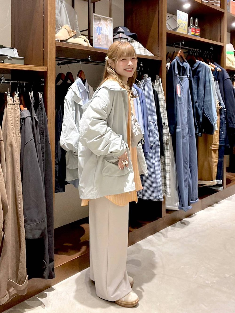 ベージュ系のスニーカー、ベージュ系のサロペット/オーバーオール、グレー系のボディバッグ/ウエストポーチを着用したレディースの春コーディネートの7枚目の写真