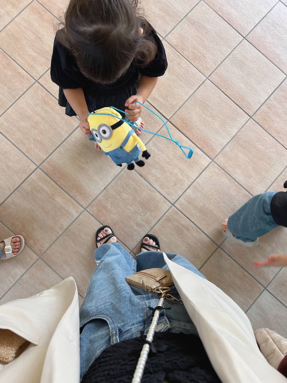 「体型カバー、ナチュラル、夏コーデ、カジュアル、淡色コーデ、キッズ服、キッズ、リンクコーデ、niko and ...、ヘアアクセサリー、ヘアアレンジ、Tシャツ、デニムパンツ」｜「niko and...の【ミニオンズ】ぬいぐるみ　ネックポーチ（ポーチ、その他）」を使った、みきてぃ24さん（骨格ウェーブ・キッズ・128cm）の夏コーディネートの4枚目の写真