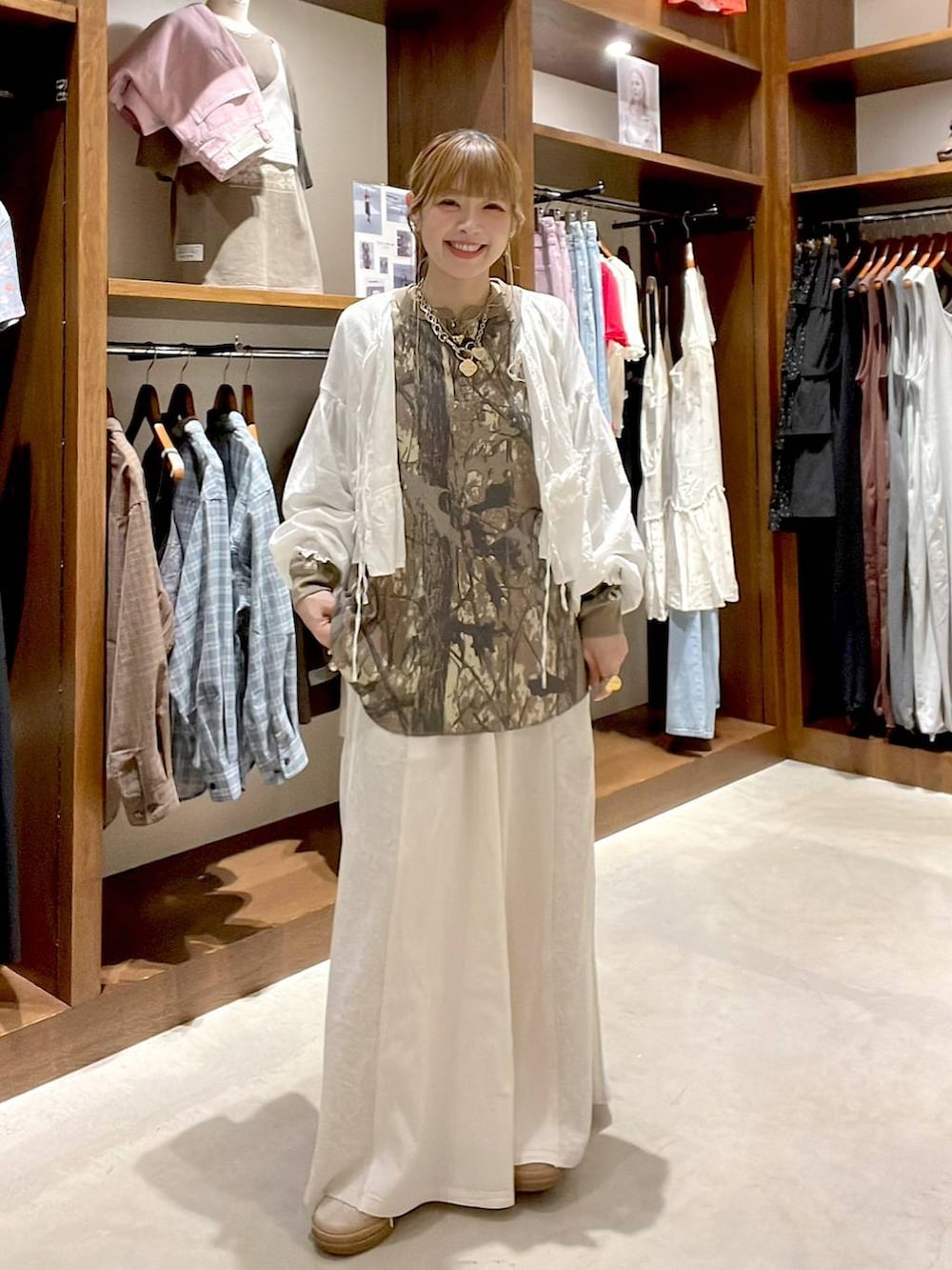 ホワイト系のシャツ/ブラウス、ベージュ系のTシャツ/カットソー、ベージュ系のデニムスカートを着用したレディースの夏コーディネートの8枚目の写真