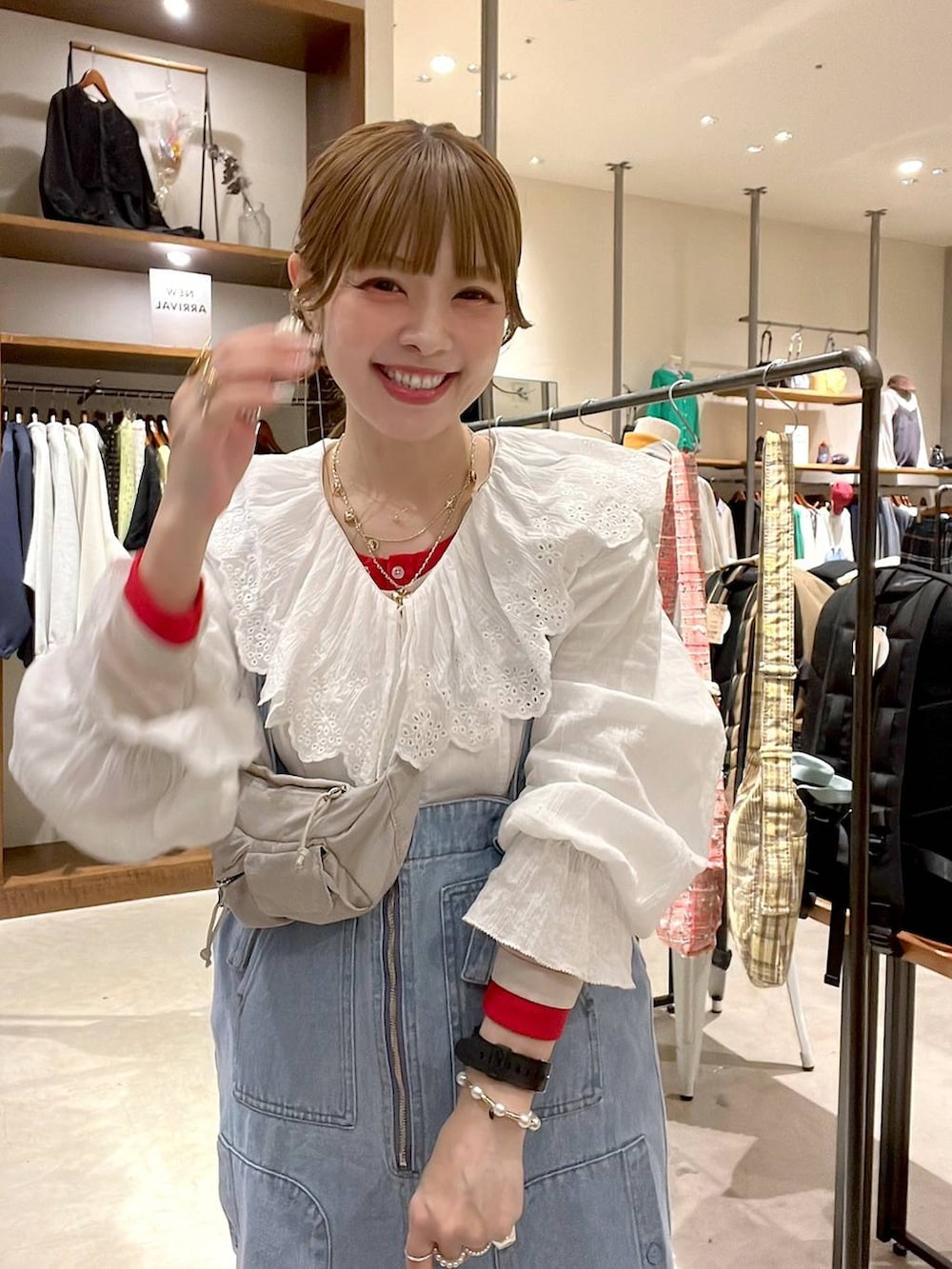 ブルー系のジャンパースカート、ベージュ系のTシャツ/カットソー、ホワイト系のシャツ/ブラウスを着用したレディースの冬コーディネートの7枚目の写真