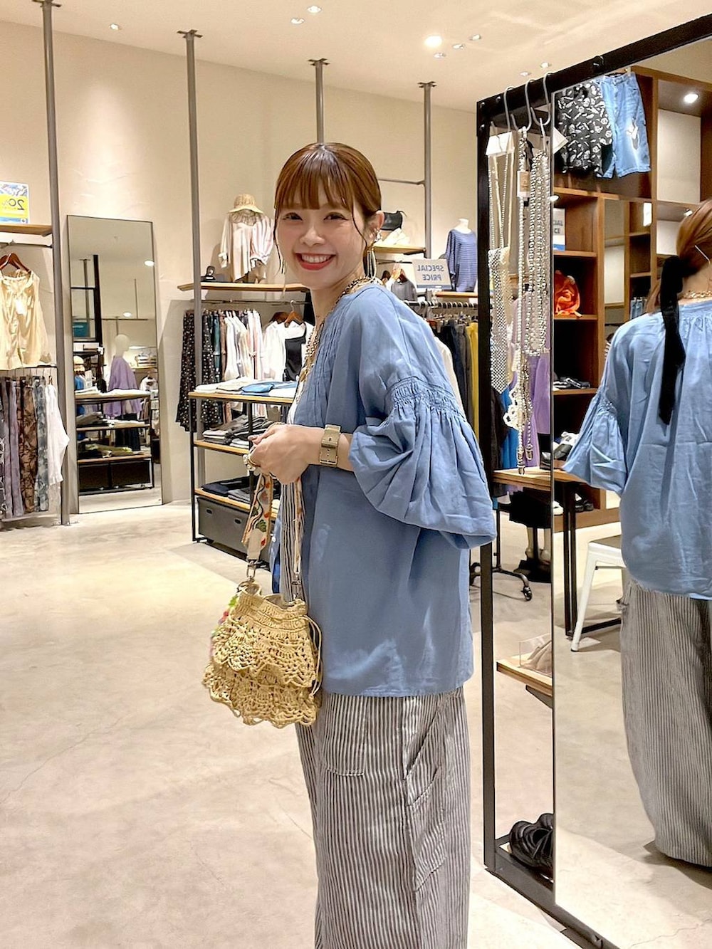 「着痩せ・細見え、体型カバー、ナチュラル、ママコーデ、春コーデ、夏コーデ、カジュアル、niko and ...、淡色コーデ、Over40スタッフ、大人カジュアル、サロペット、ブラウス、ショルダーバッグ」｜「niko and...のFINEリネンツイルサロペット（サロペット/オーバーオール、ブルー系）」を使った、みきてぃ24さん（レディース・158cm）の春コーディネートの8枚目の写真