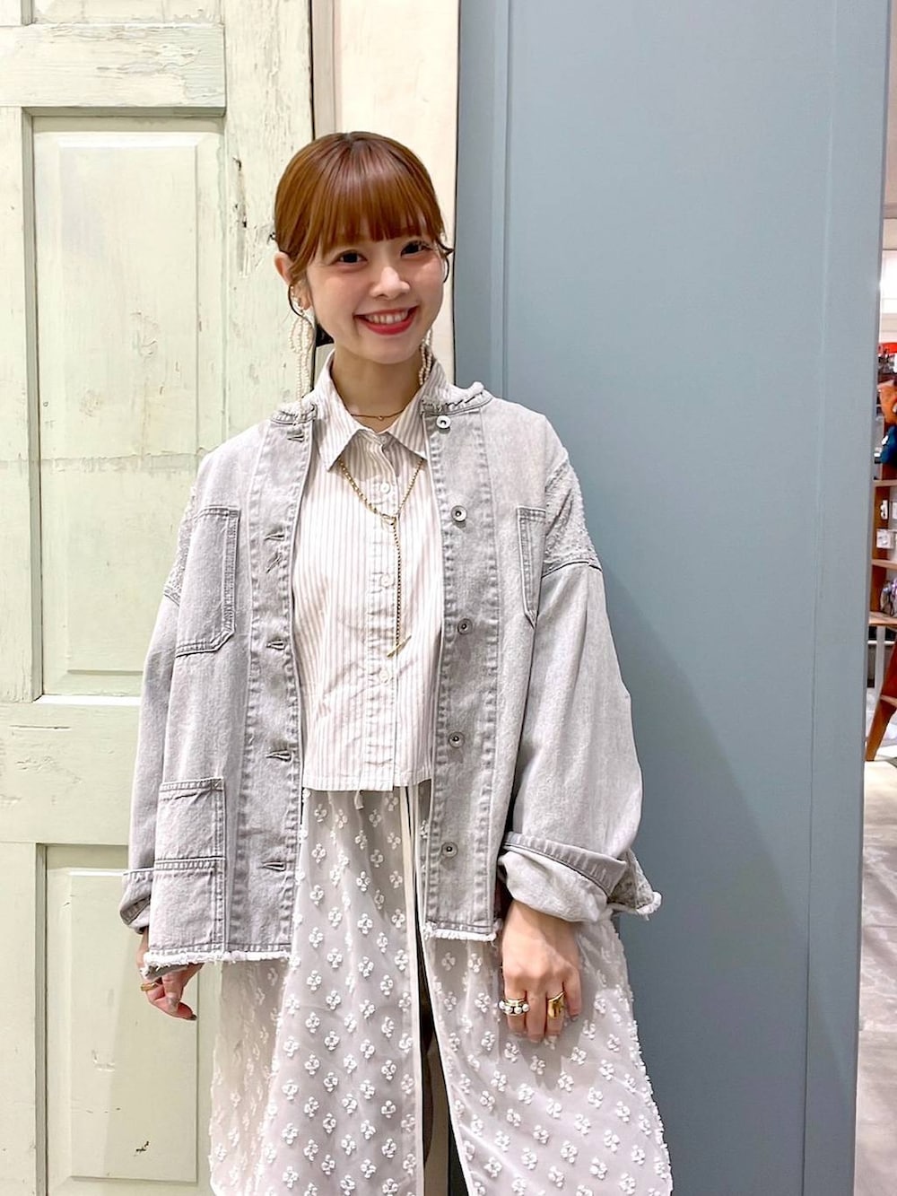 「ワンピース、シャツ、シャツスタイル、レイヤードスタイル、着痩せ・細見え、体型カバー、ナチュラル、ママコーデ、春コーデ、カジュアル、niko and ...、淡色コーデ、Over40スタッフ、大人カジュアル、デニムジャケット」｜「niko and...の3WAYサイドギャザーシャツ（シャツ/ブラウス、グレー系）」を使った、みきてぃ24さん（レディース・158cm）の冬コーディネートの7枚目の写真