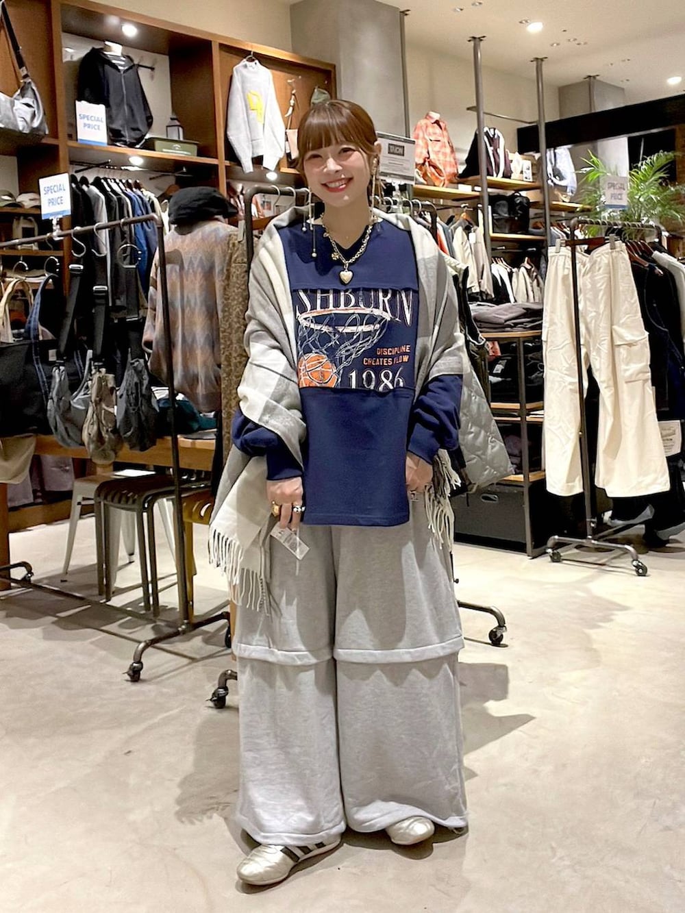 ゴールド系のスニーカー、ゴールド系のネックレスを着用したレディースの秋コーディネートの2枚目の写真