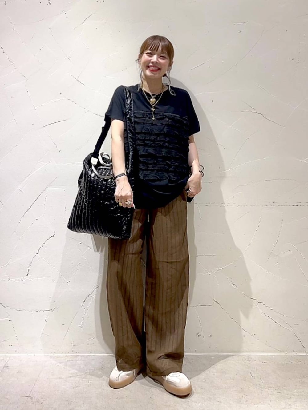 ブラック系のTシャツ/カットソー、ブラウン系のその他パンツ、ブラック系のトートバッグを着用したレディースの夏コーディネートの8枚目の写真