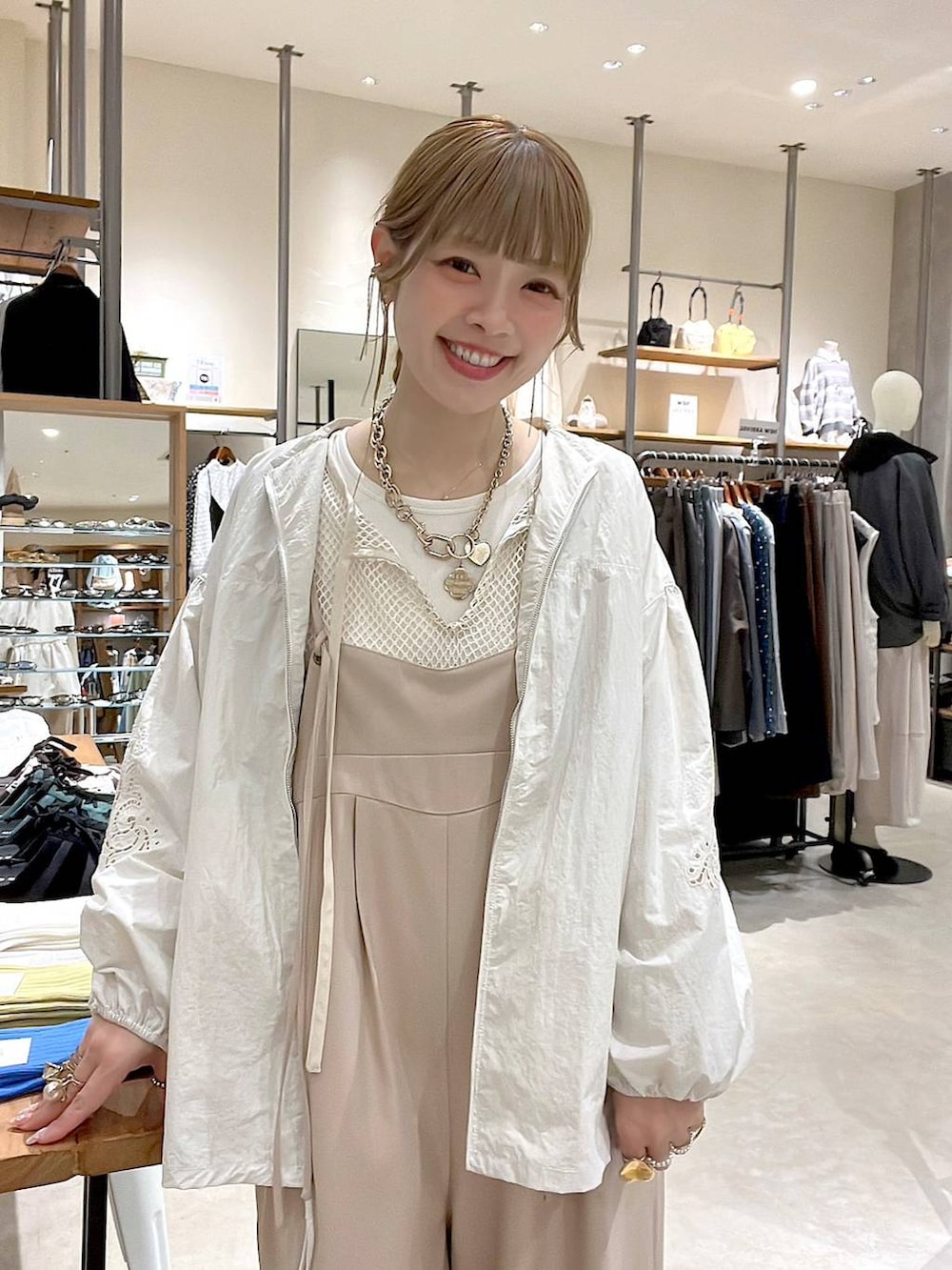 ベージュ系のブルゾン、ブラウン系のスニーカー、ホワイト系のTシャツ/カットソーを着用したレディースの春コーディネートの4枚目の写真